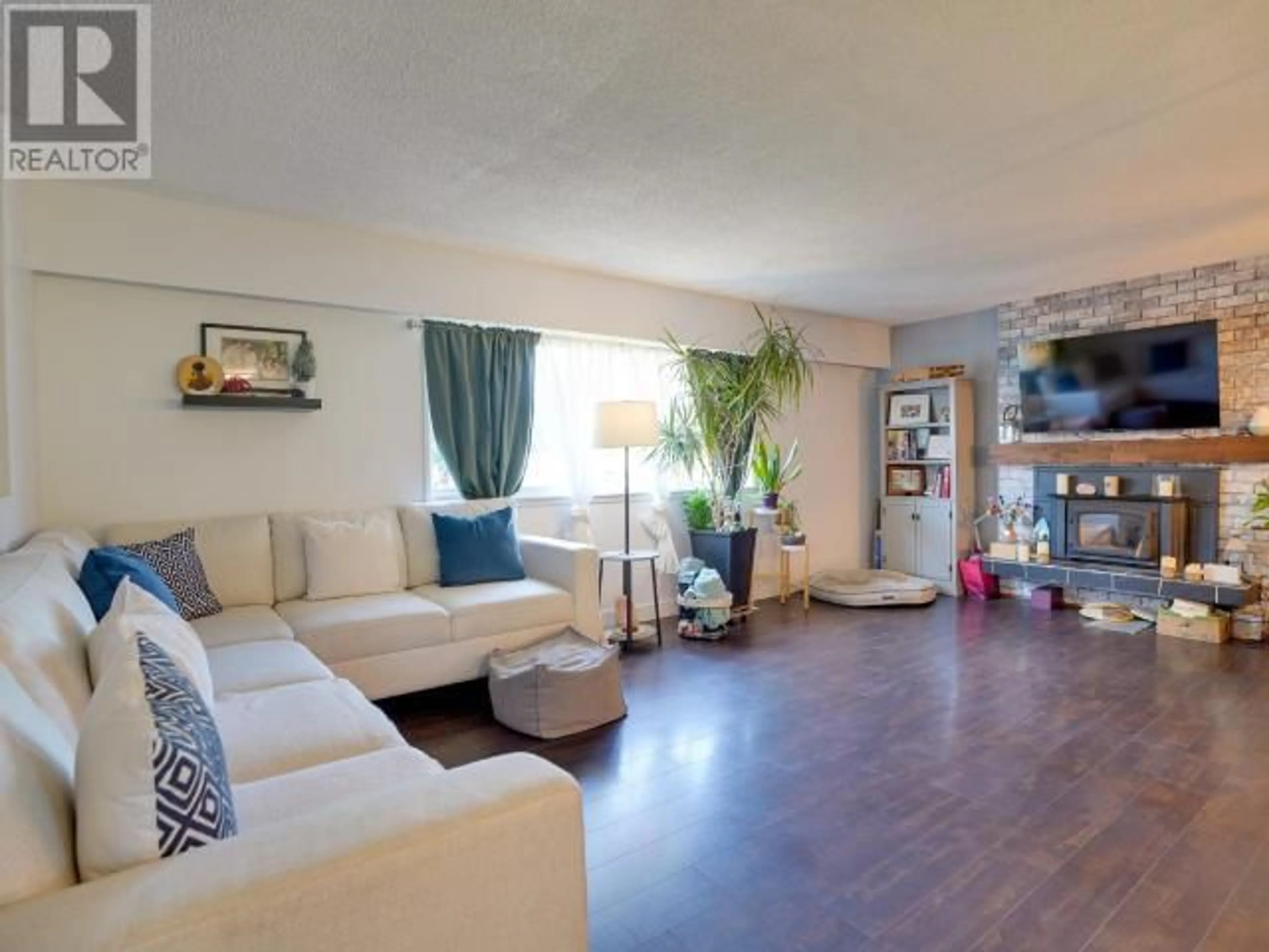 Living room with furniture, unknown for 7215 KEMANO STREET, Powell River British Columbia V8A1M1