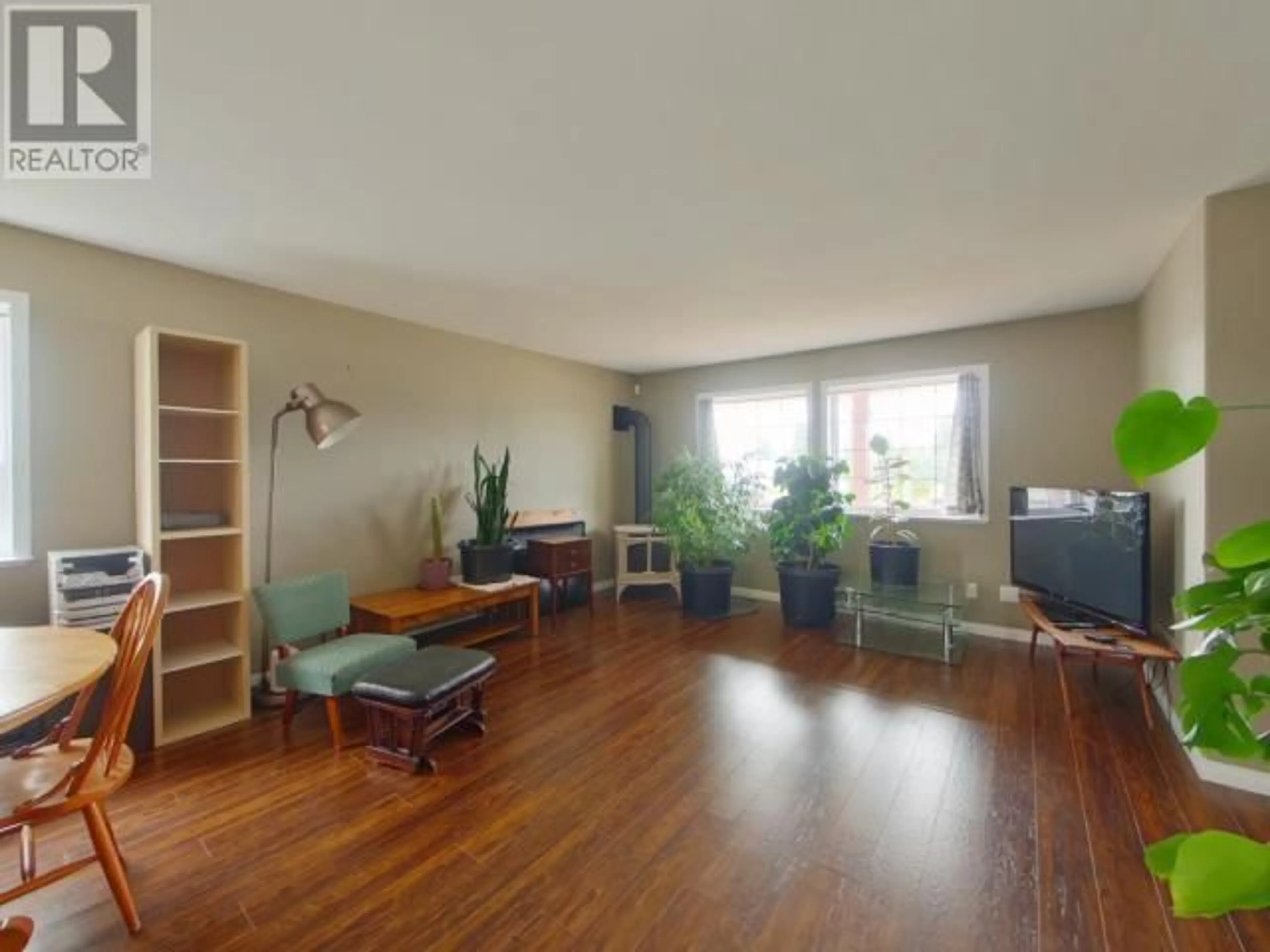 Living room with furniture, wood/laminate floor for 6619 DIEPPE CRES, Powell River British Columbia