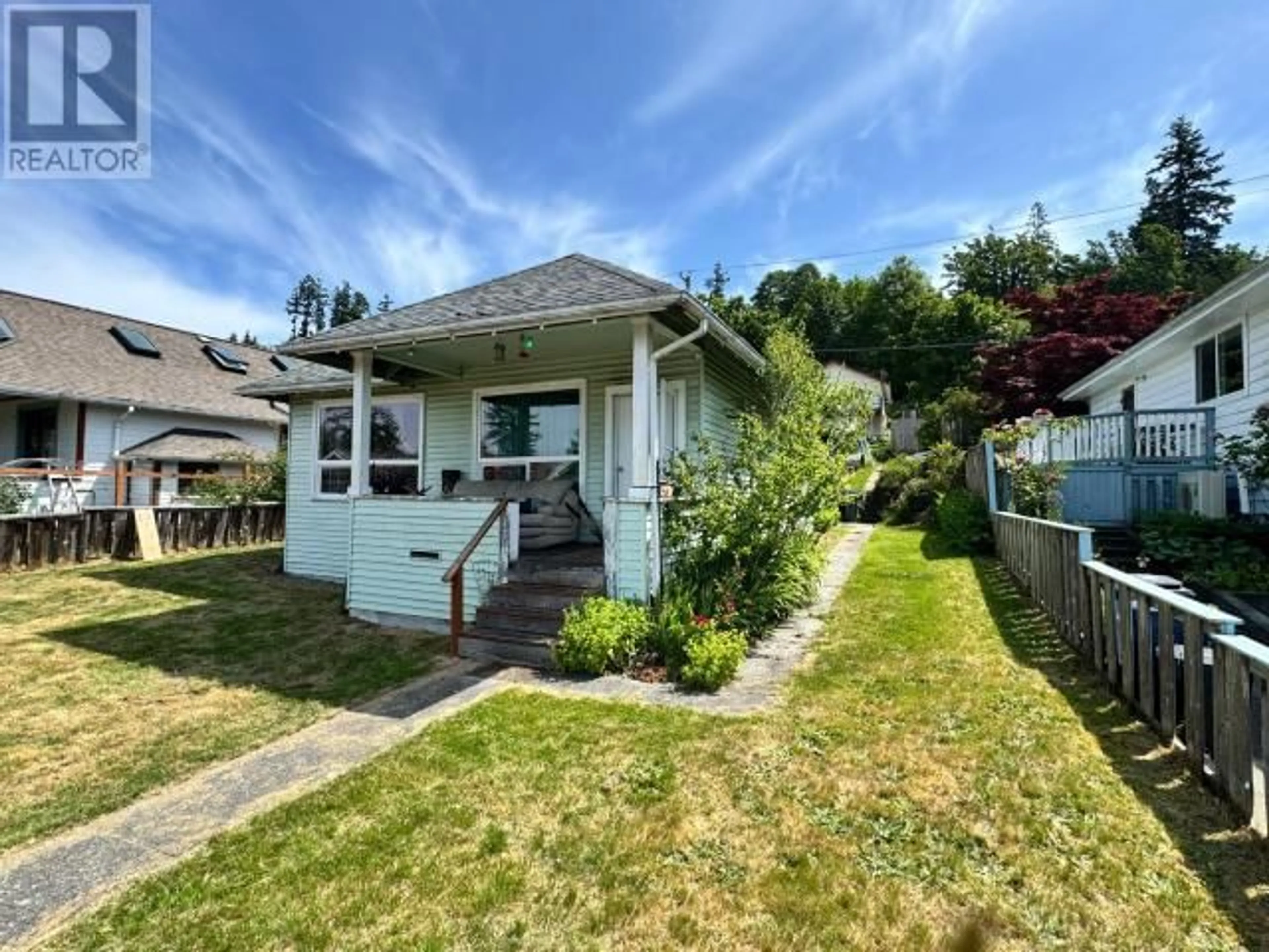 A pic from outside/outdoor area/front of a property/back of a property/a pic from drone, street for 5742 MAPLE AVE, Powell River British Columbia V8A4N9