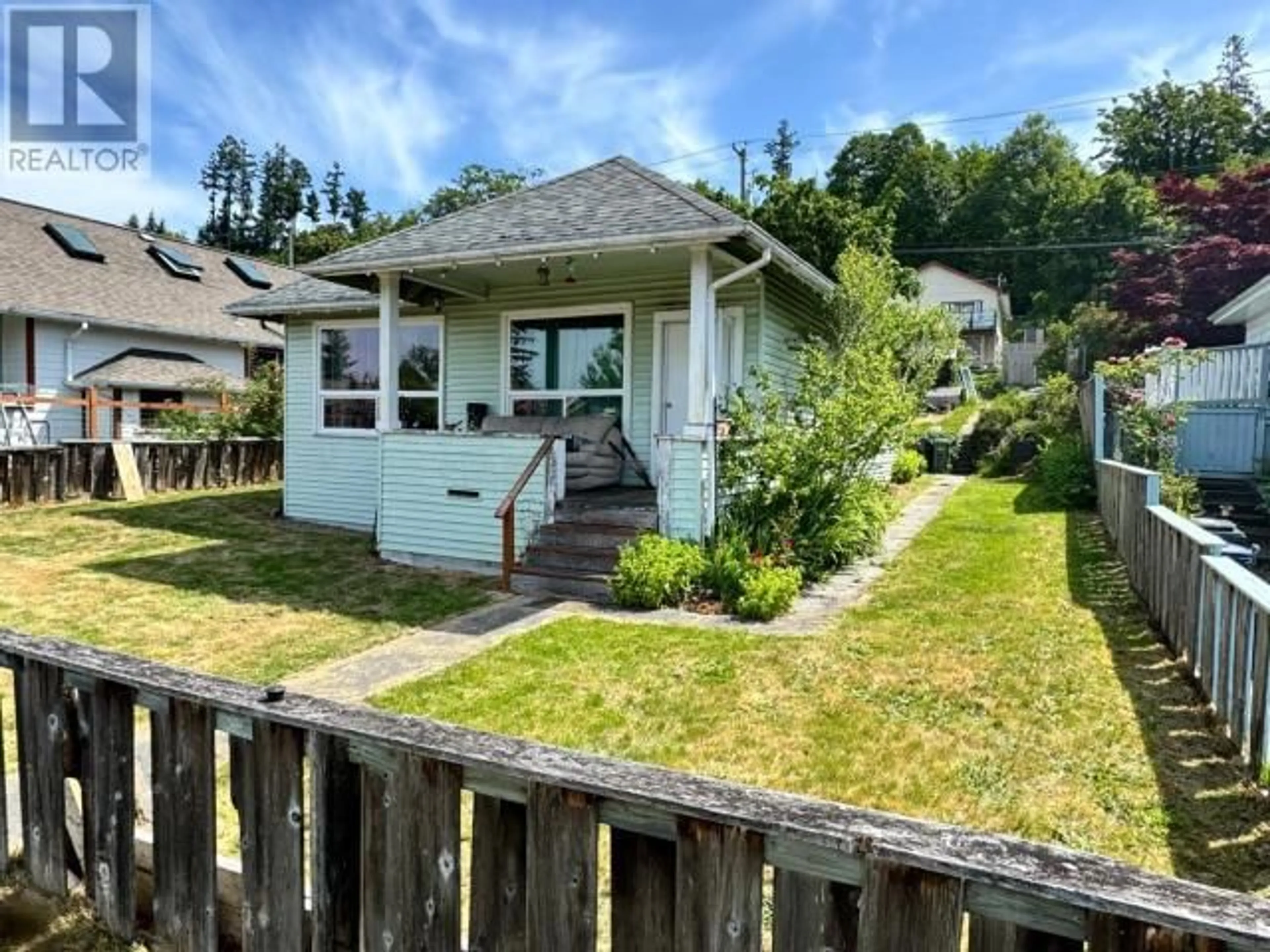 A pic from outside/outdoor area/front of a property/back of a property/a pic from drone, street for 5742 MAPLE AVE, Powell River British Columbia V8A4N9
