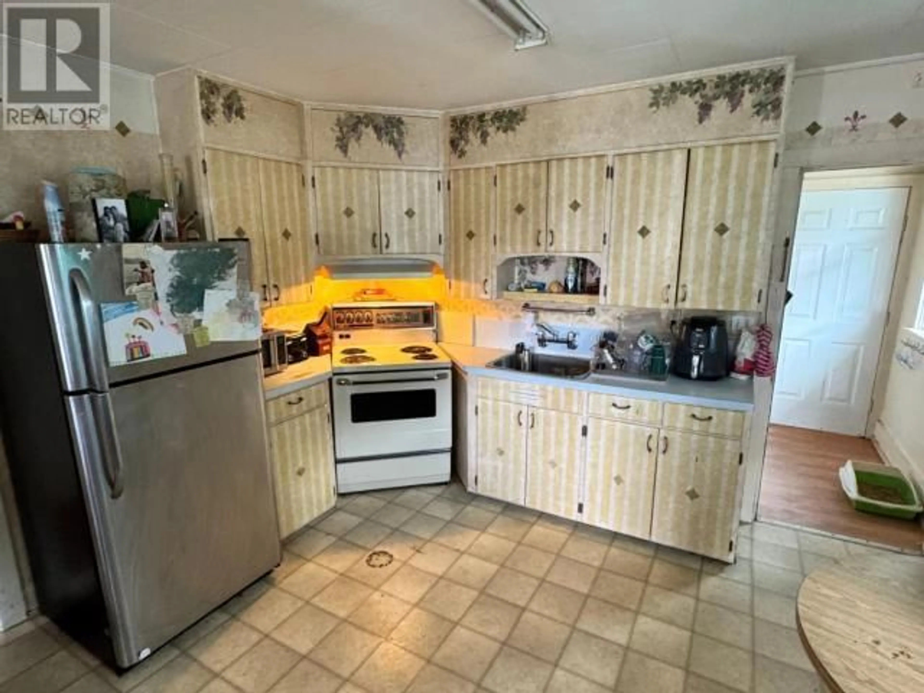 Standard kitchen, ceramic/tile floor for 5742 MAPLE AVE, Powell River British Columbia V8A4N9