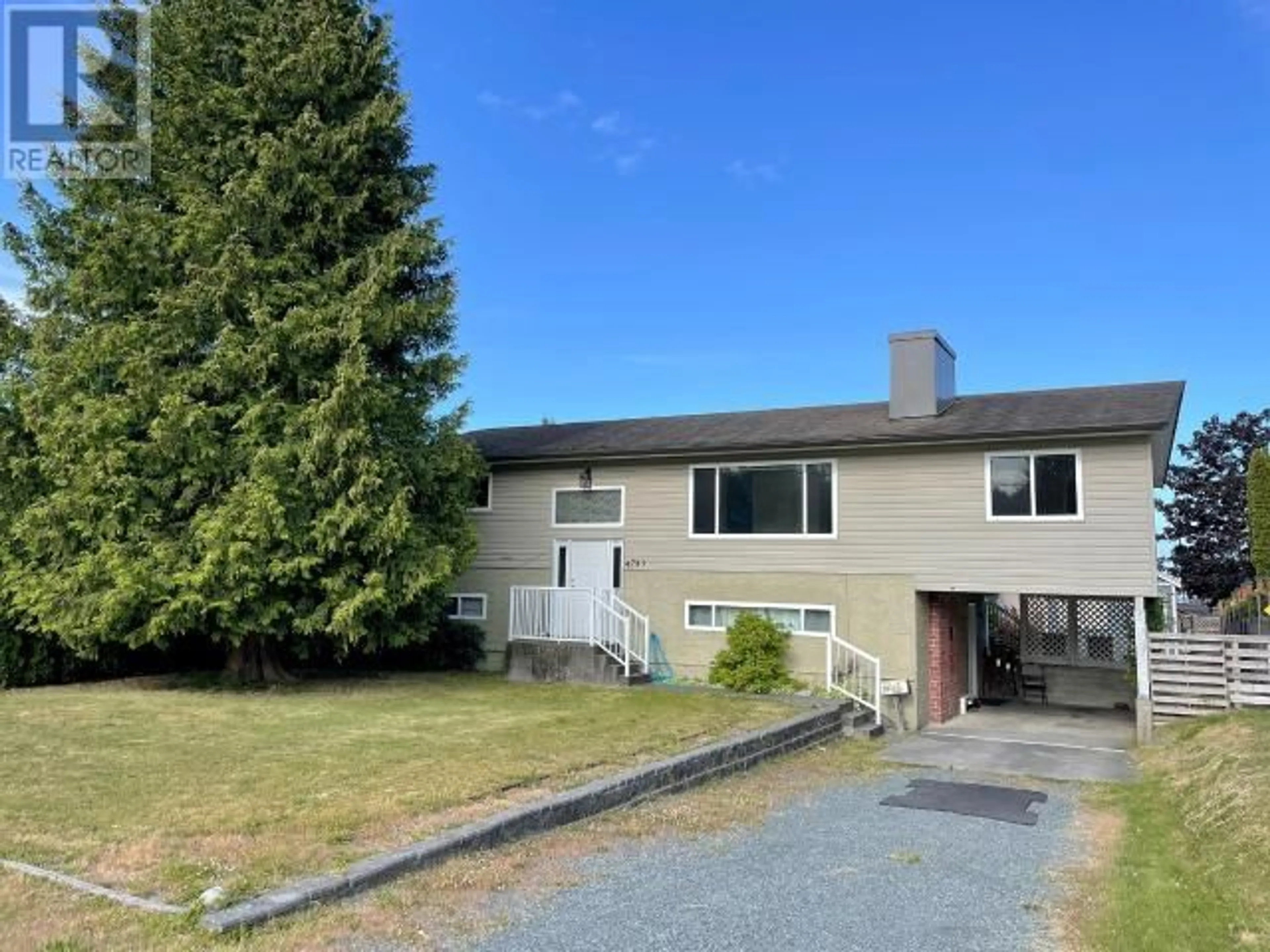 A pic from outside/outdoor area/front of a property/back of a property/a pic from drone, unknown for 4783 ONTARIO AVE, Powell River British Columbia