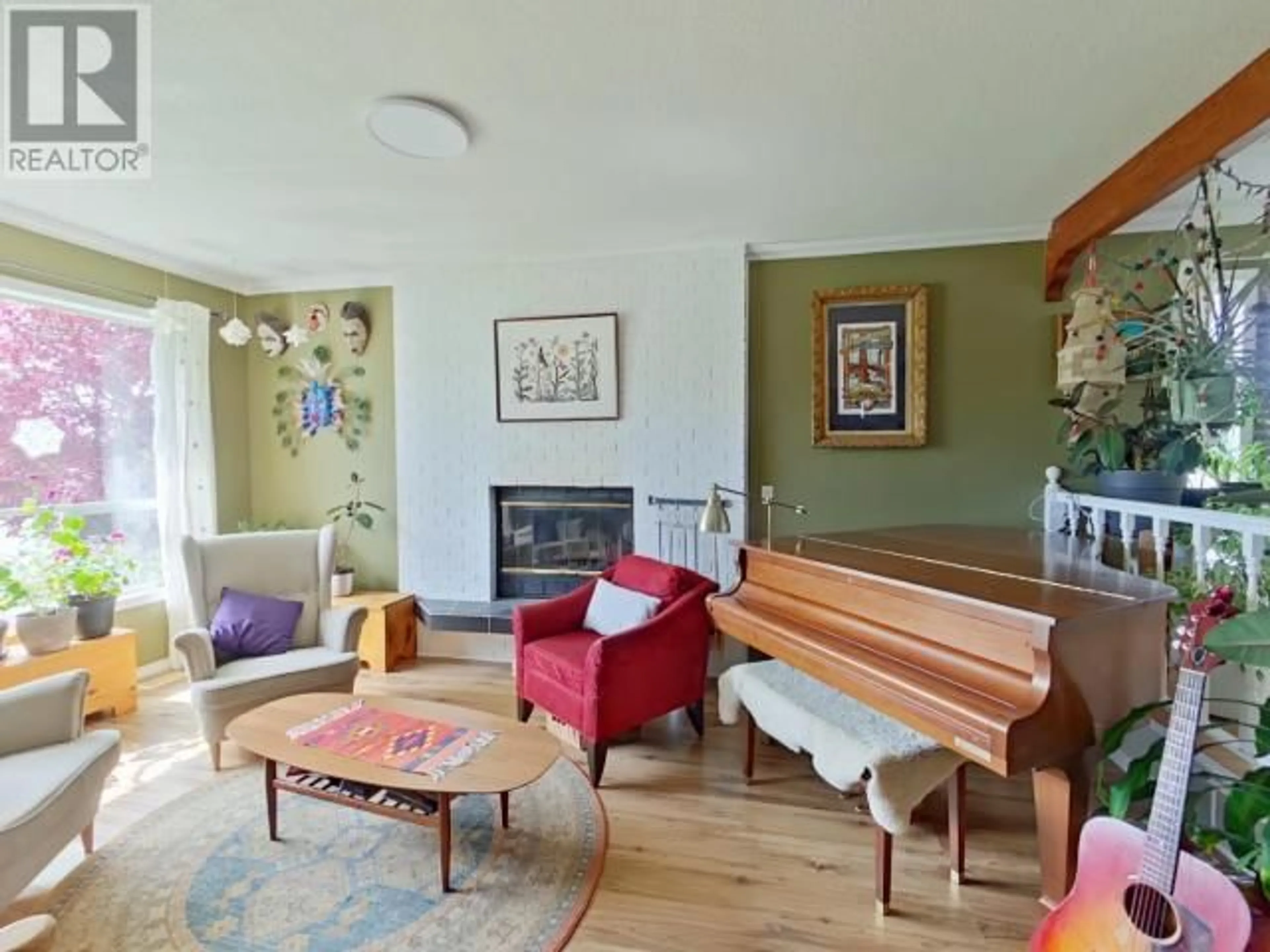 Living room with furniture, wood/laminate floor for 6885 LESLEY CRES, Powell River British Columbia
