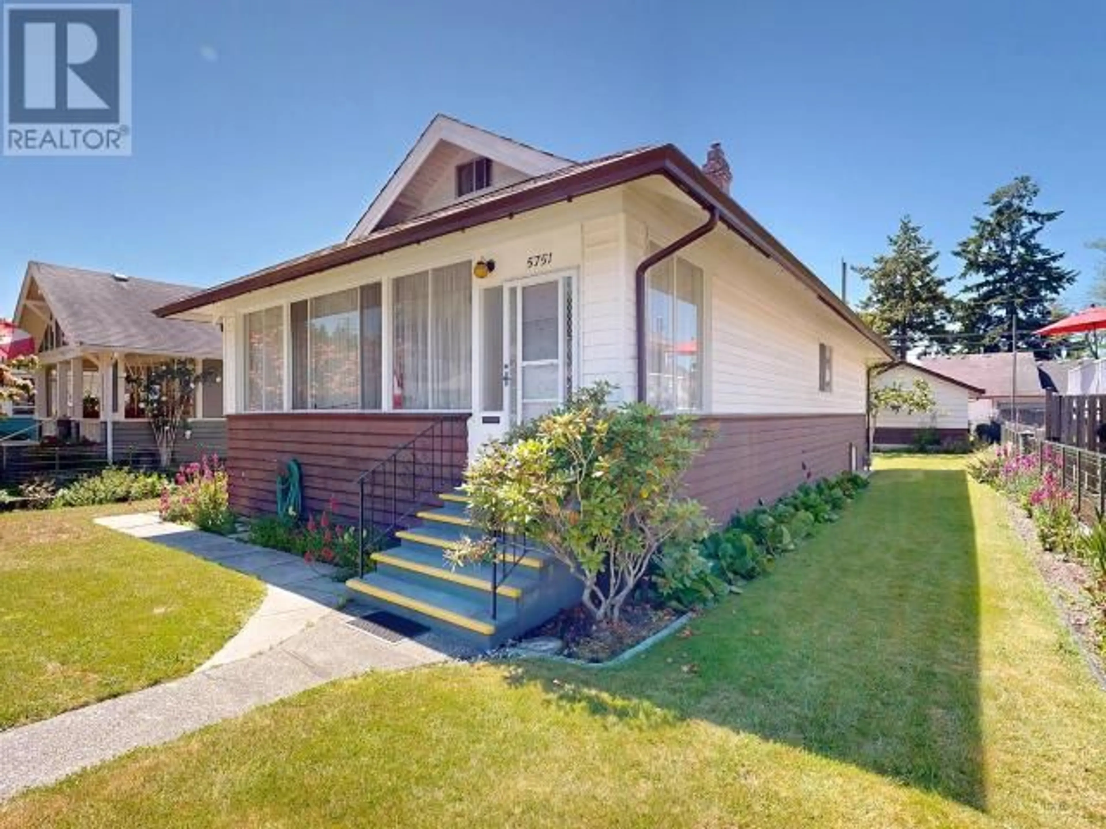 Home with vinyl exterior material, street for 5751 MAPLE AVE, Powell River British Columbia V8A4P1