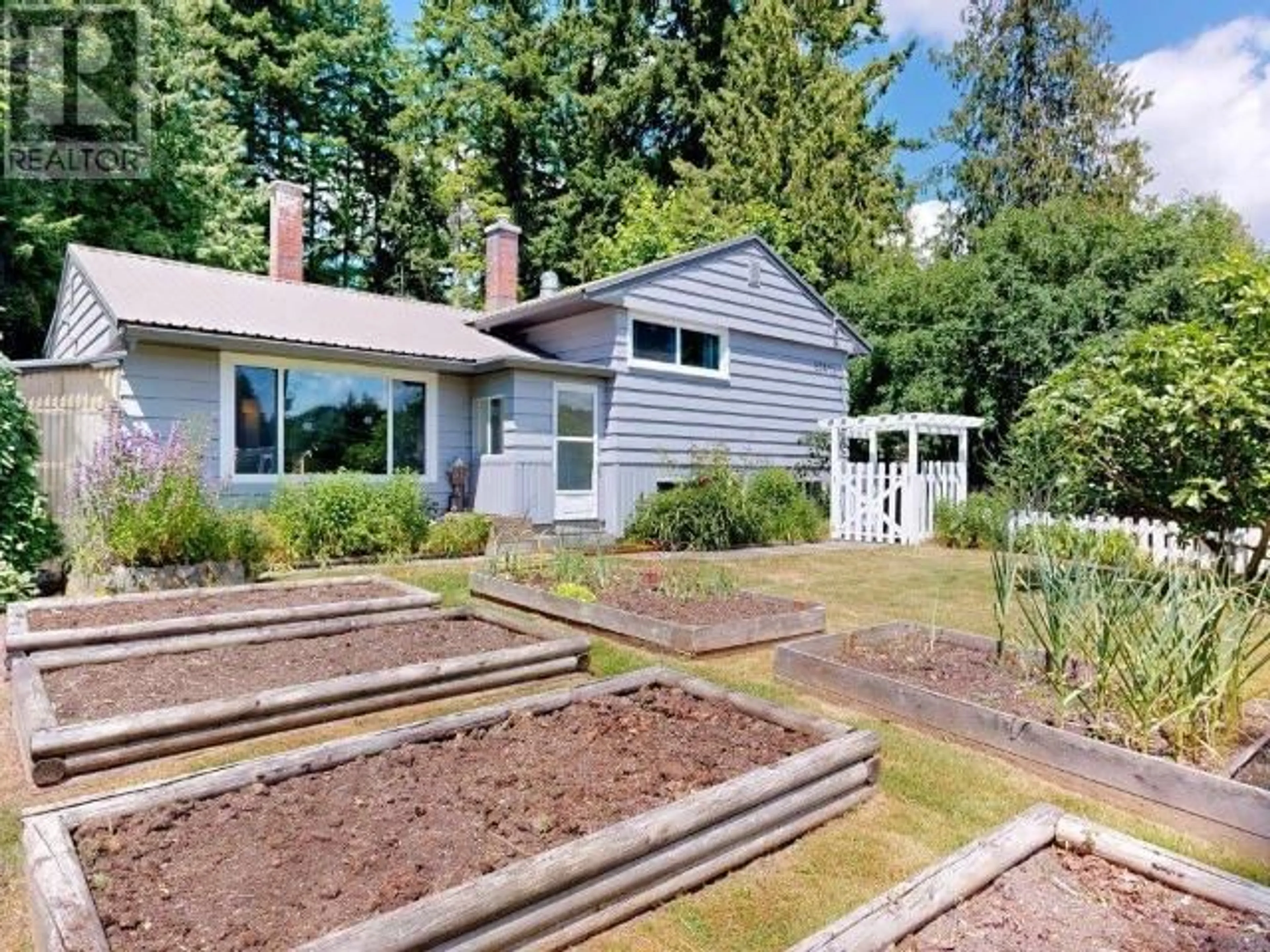 A pic from outside/outdoor area/front of a property/back of a property/a pic from drone, unknown for 5541 PARK AVE, Powell River British Columbia V8A3W8