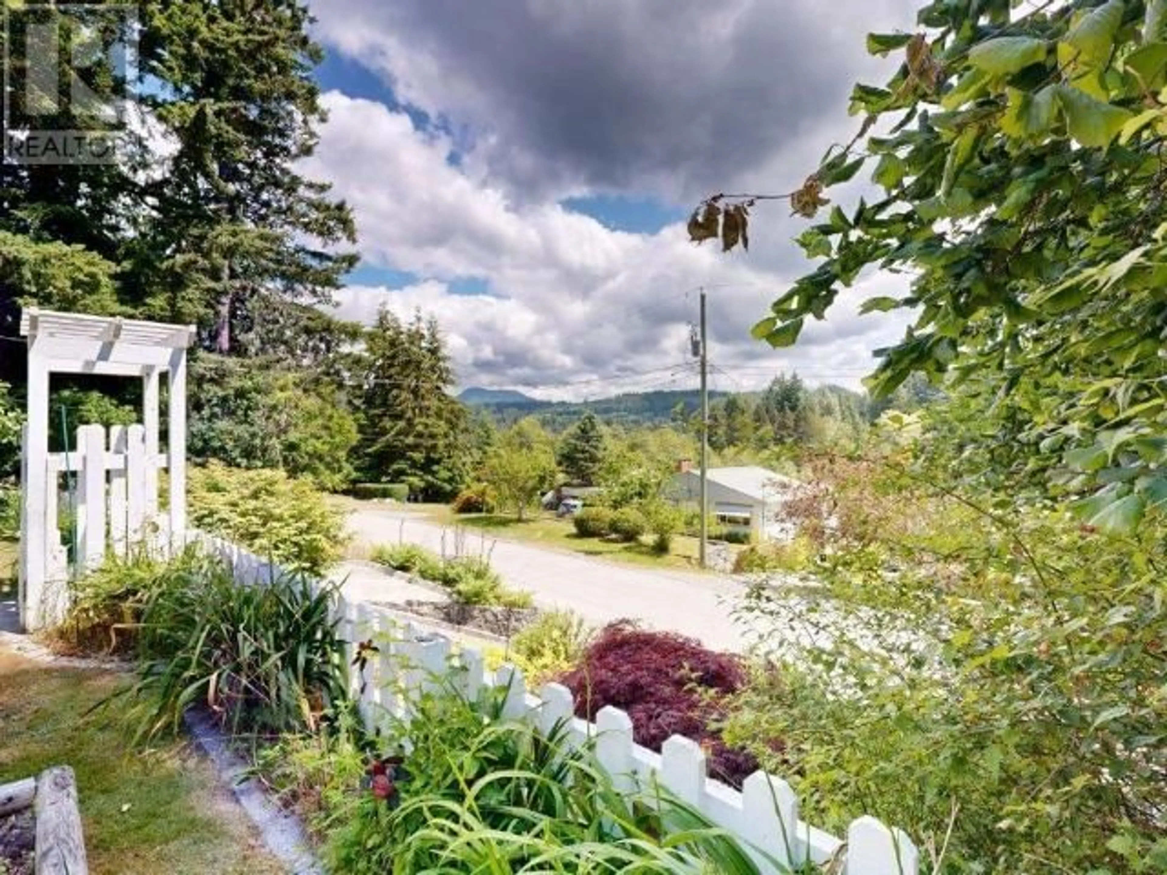 Patio, mountain view for 5541 PARK AVE, Powell River British Columbia V8A3W8