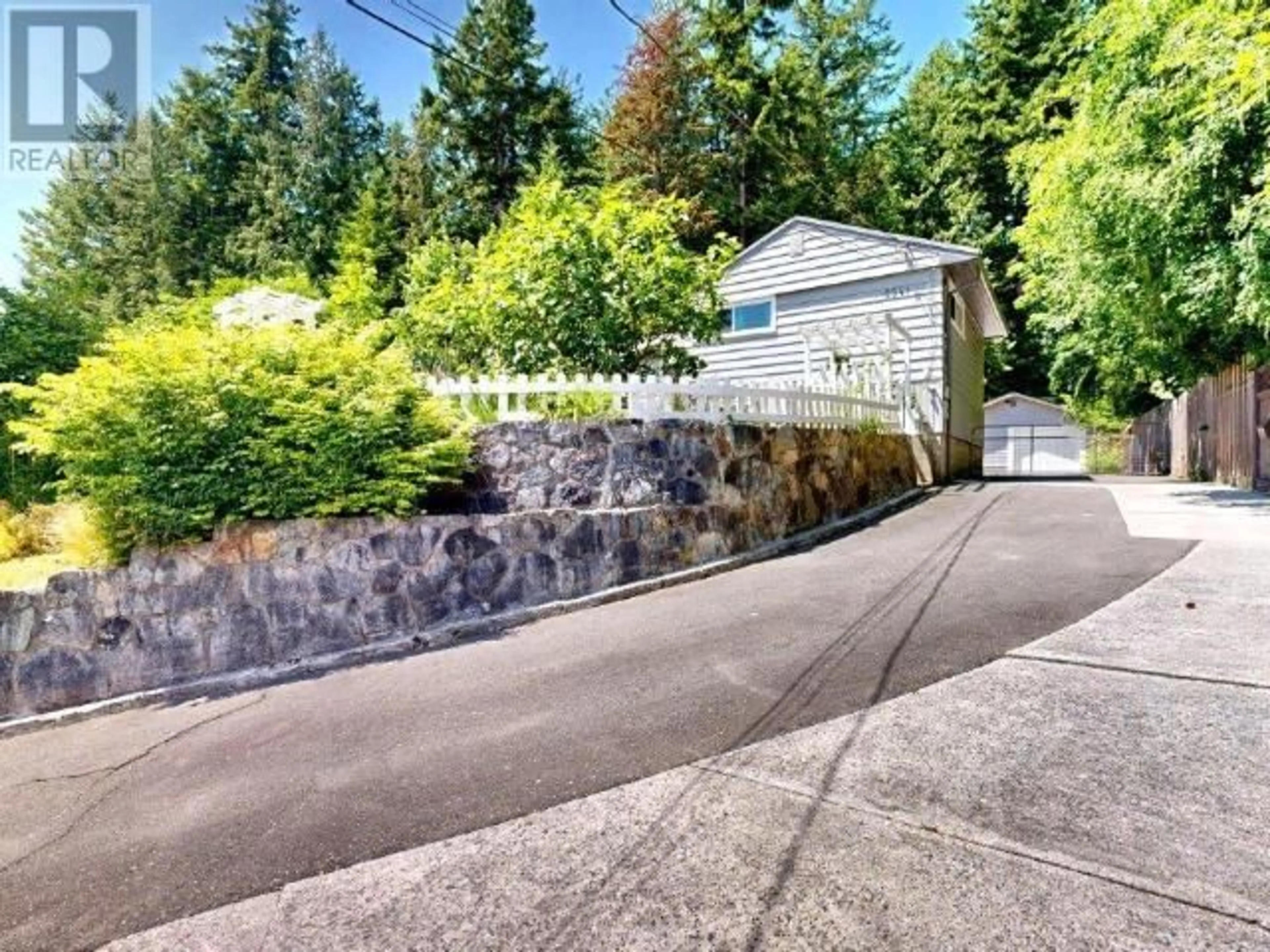 A pic from outside/outdoor area/front of a property/back of a property/a pic from drone, street for 5541 PARK AVE, Powell River British Columbia V8A3W8
