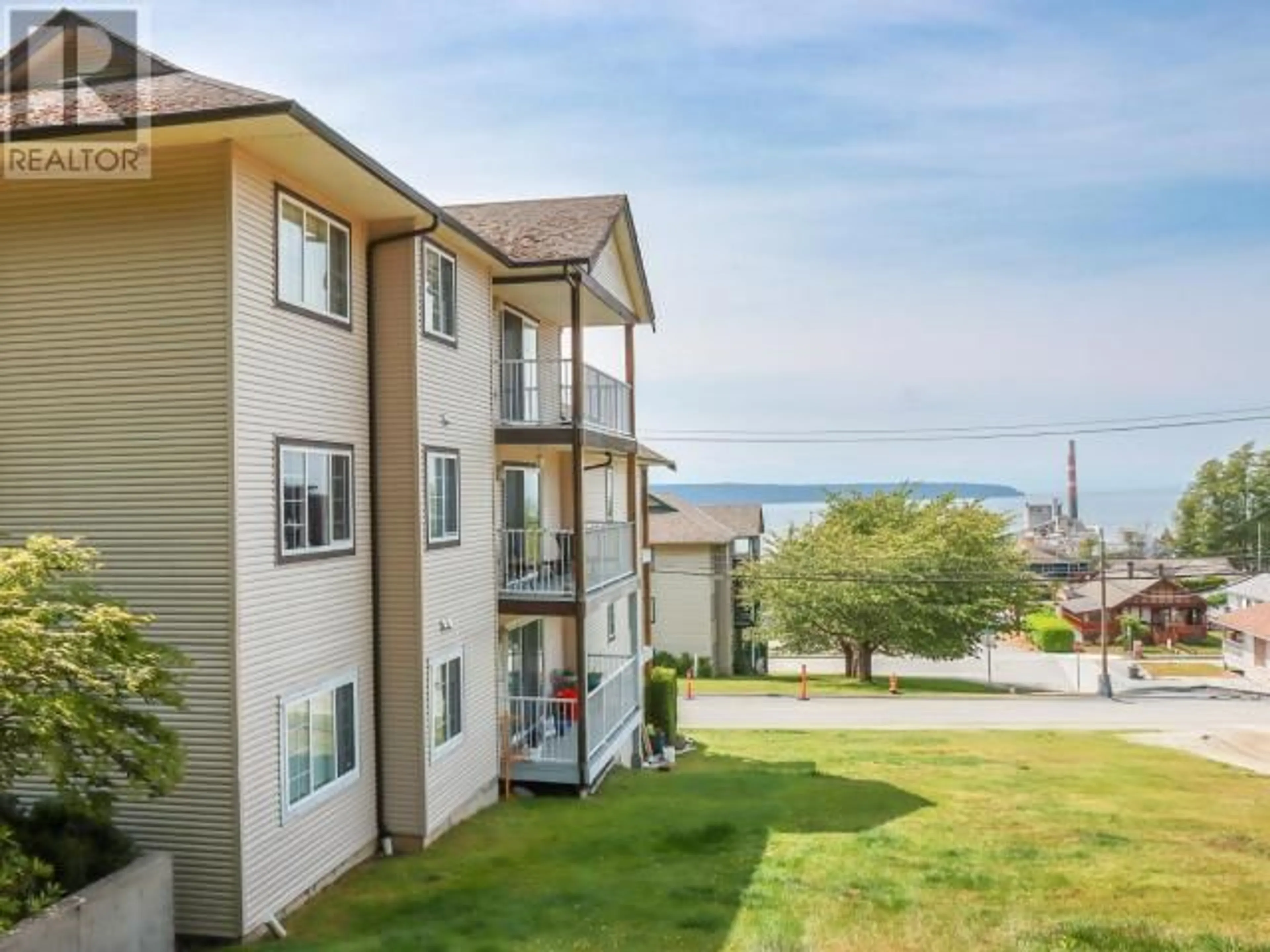 A pic from outside/outdoor area/front of a property/back of a property/a pic from drone, water/lake/river/ocean view for 307 - 5700 WILLOW AVE, Powell River British Columbia V8A5T1