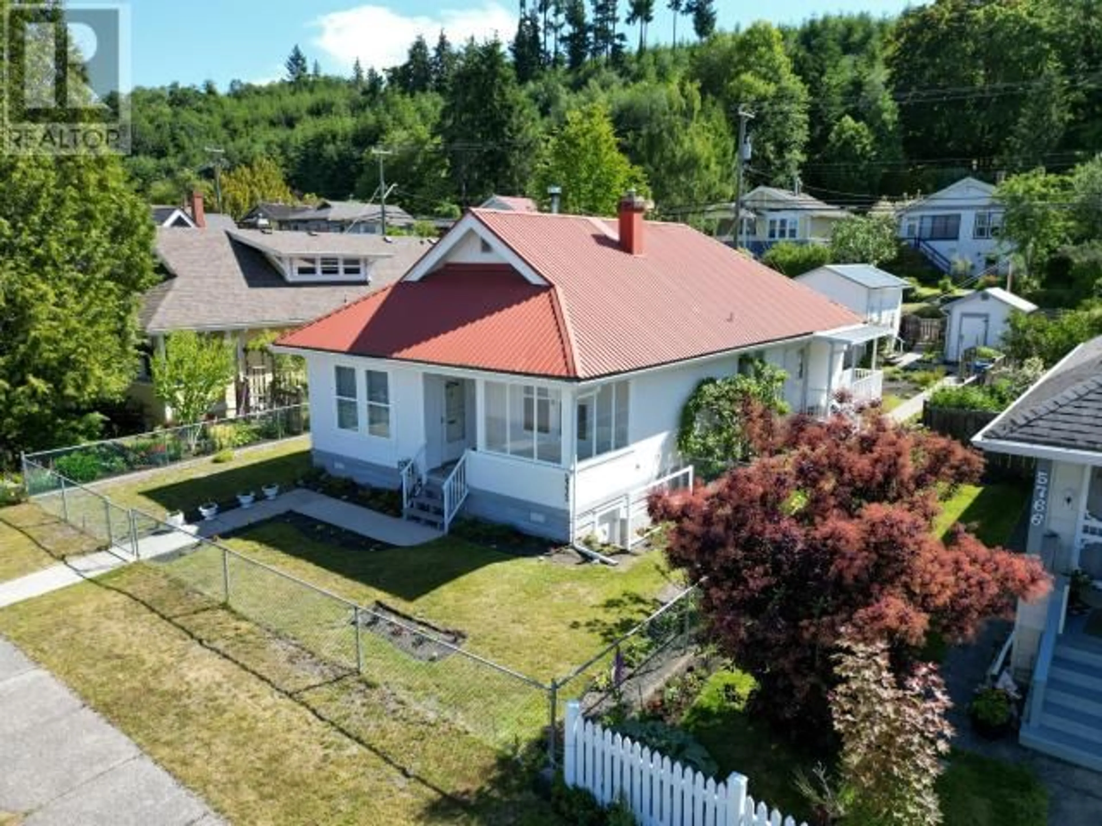 A pic from outside/outdoor area/front of a property/back of a property/a pic from drone, street for 5772 MAPLE AVE, Powell River British Columbia