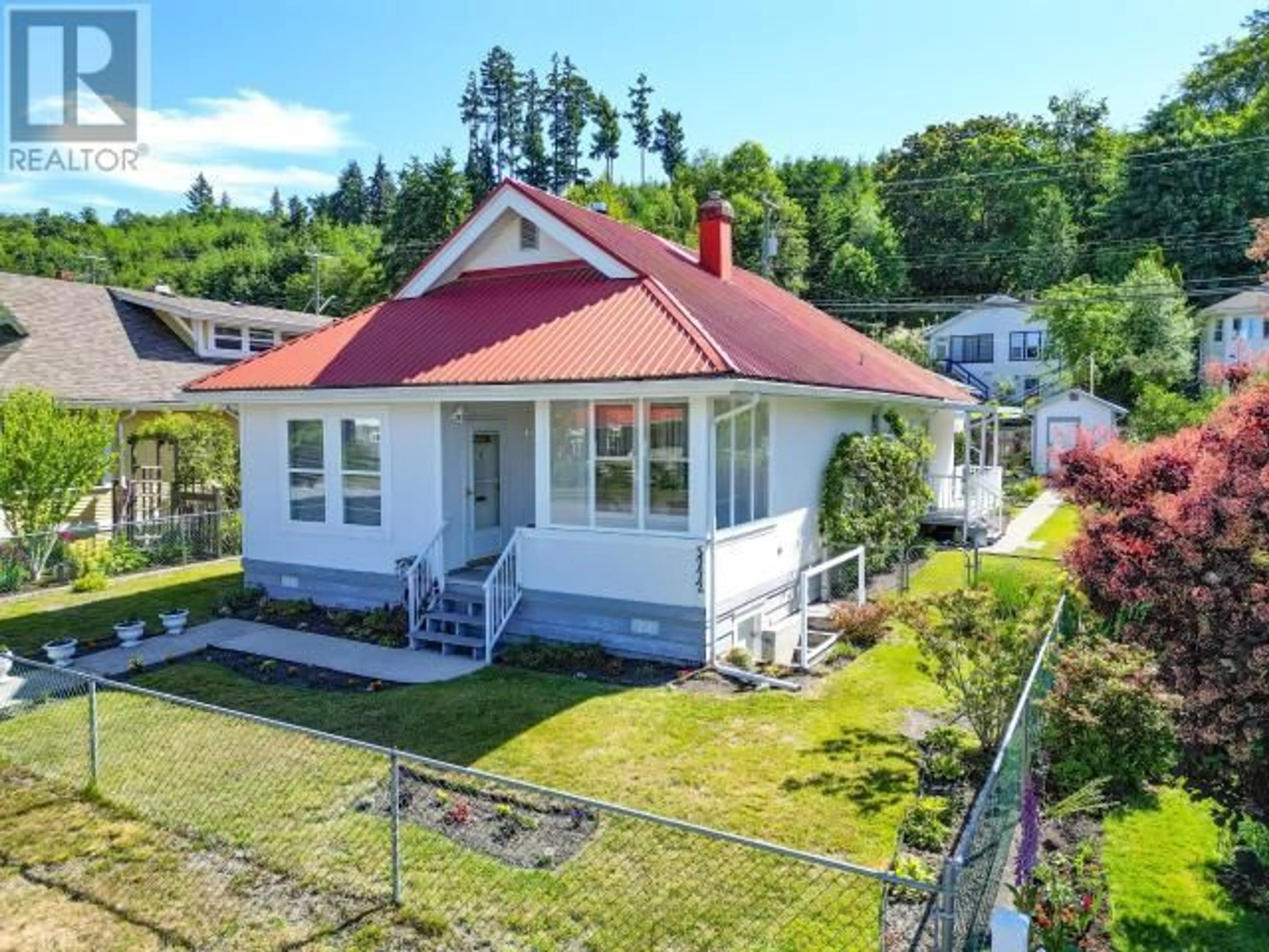 A pic from outside/outdoor area/front of a property/back of a property/a pic from drone, building for 5772 MAPLE AVE, Powell River British Columbia