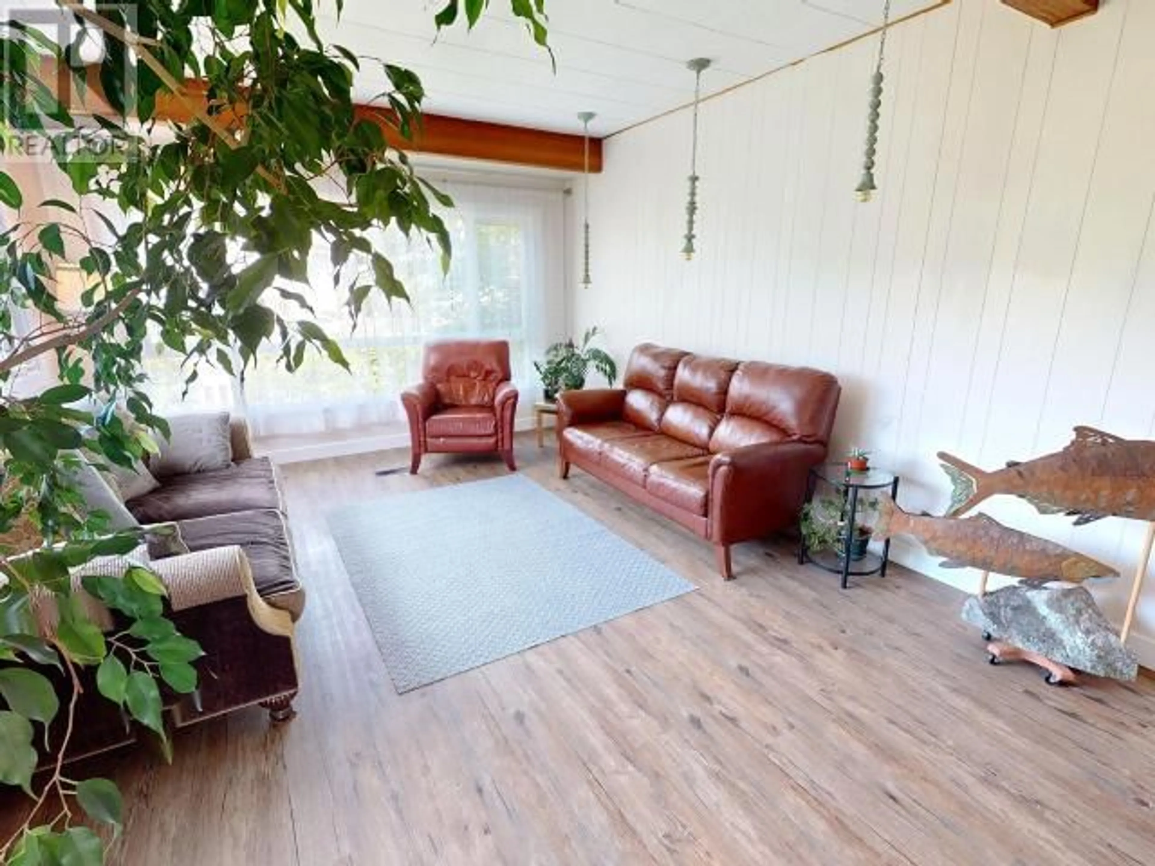 Living room with furniture, wood/laminate floor for 6336 POPLAR STREET, Powell River British Columbia V8A4L4