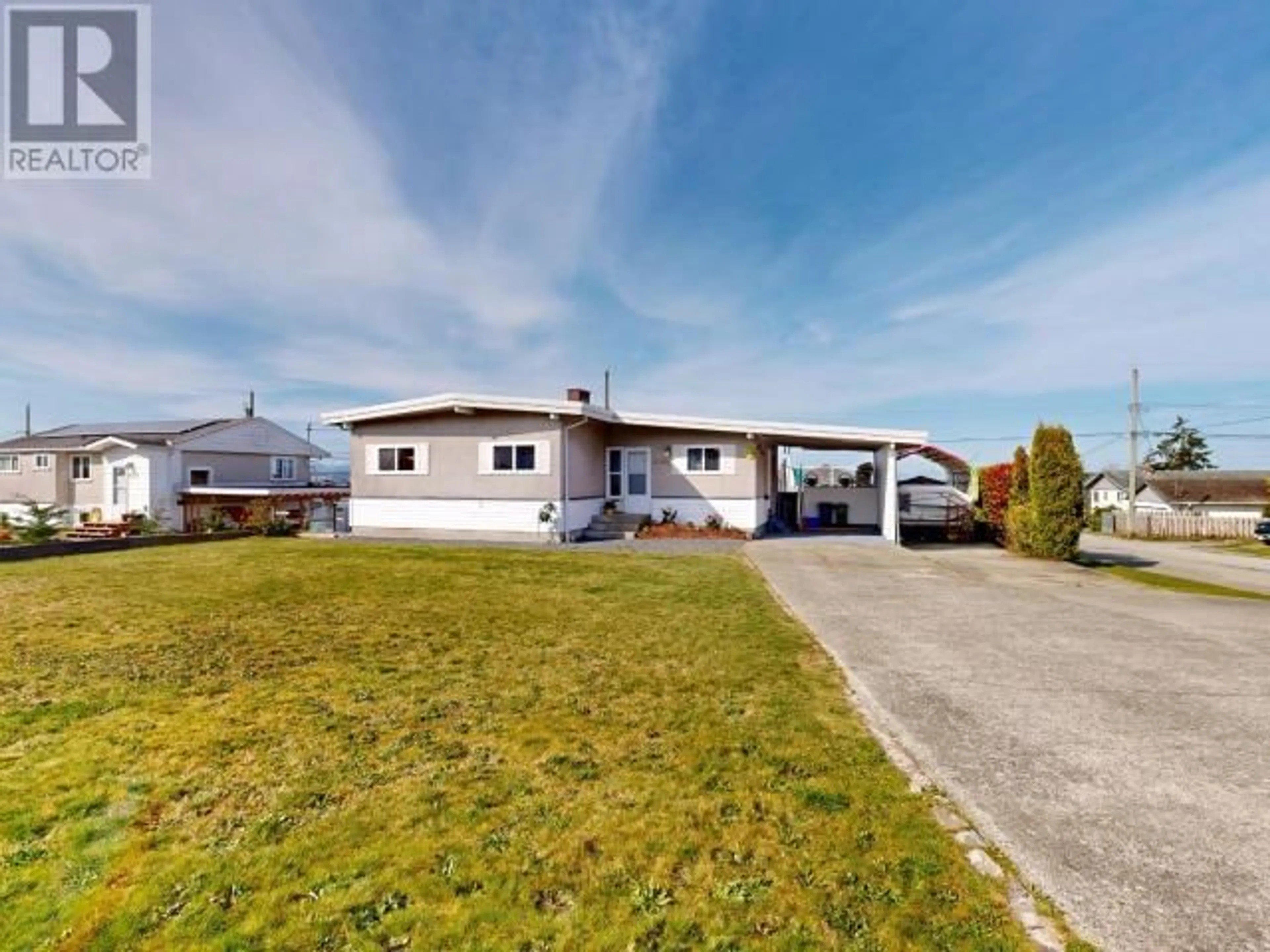 A pic from outside/outdoor area/front of a property/back of a property/a pic from drone, street for 4069 GORDON AVE, Powell River British Columbia