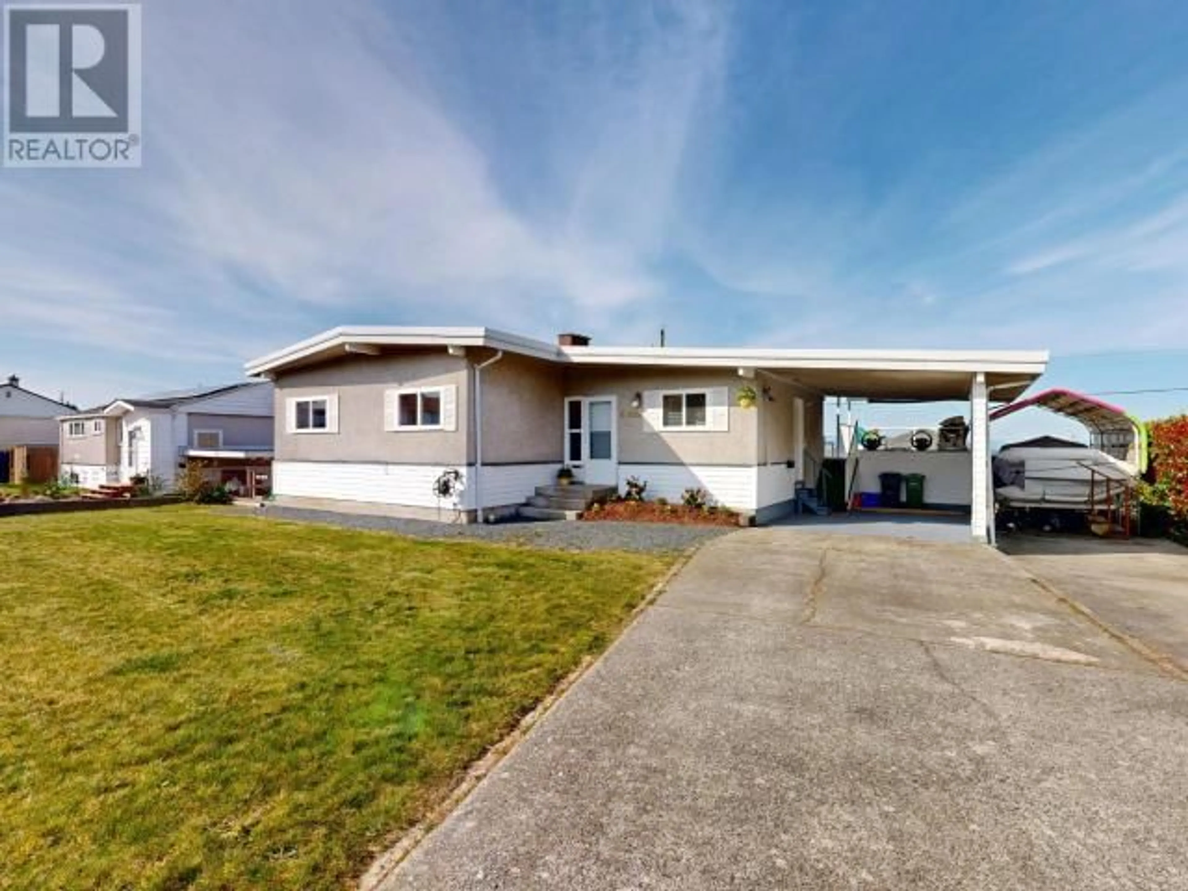 Home with vinyl exterior material, street for 4069 GORDON AVE, Powell River British Columbia