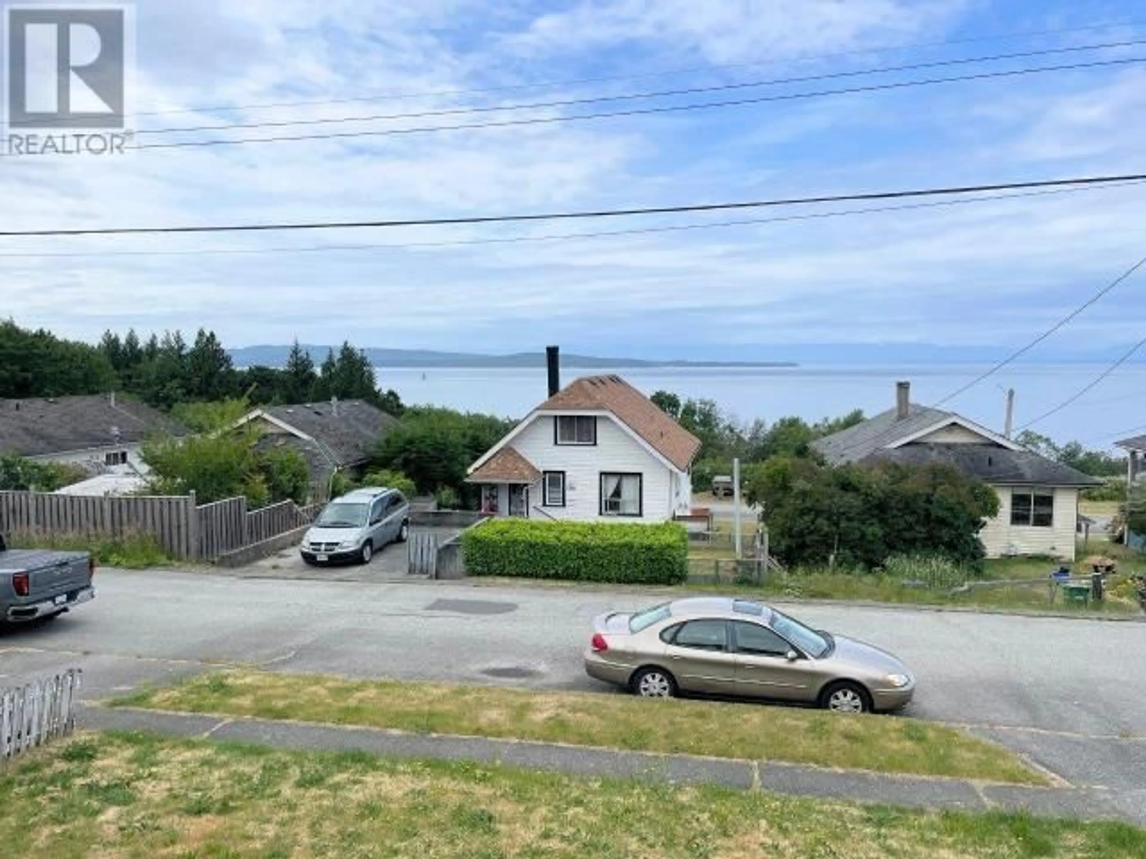 A pic from outside/outdoor area/front of a property/back of a property/a pic from drone, street for 5382 LABURNUM AVE, Powell River British Columbia