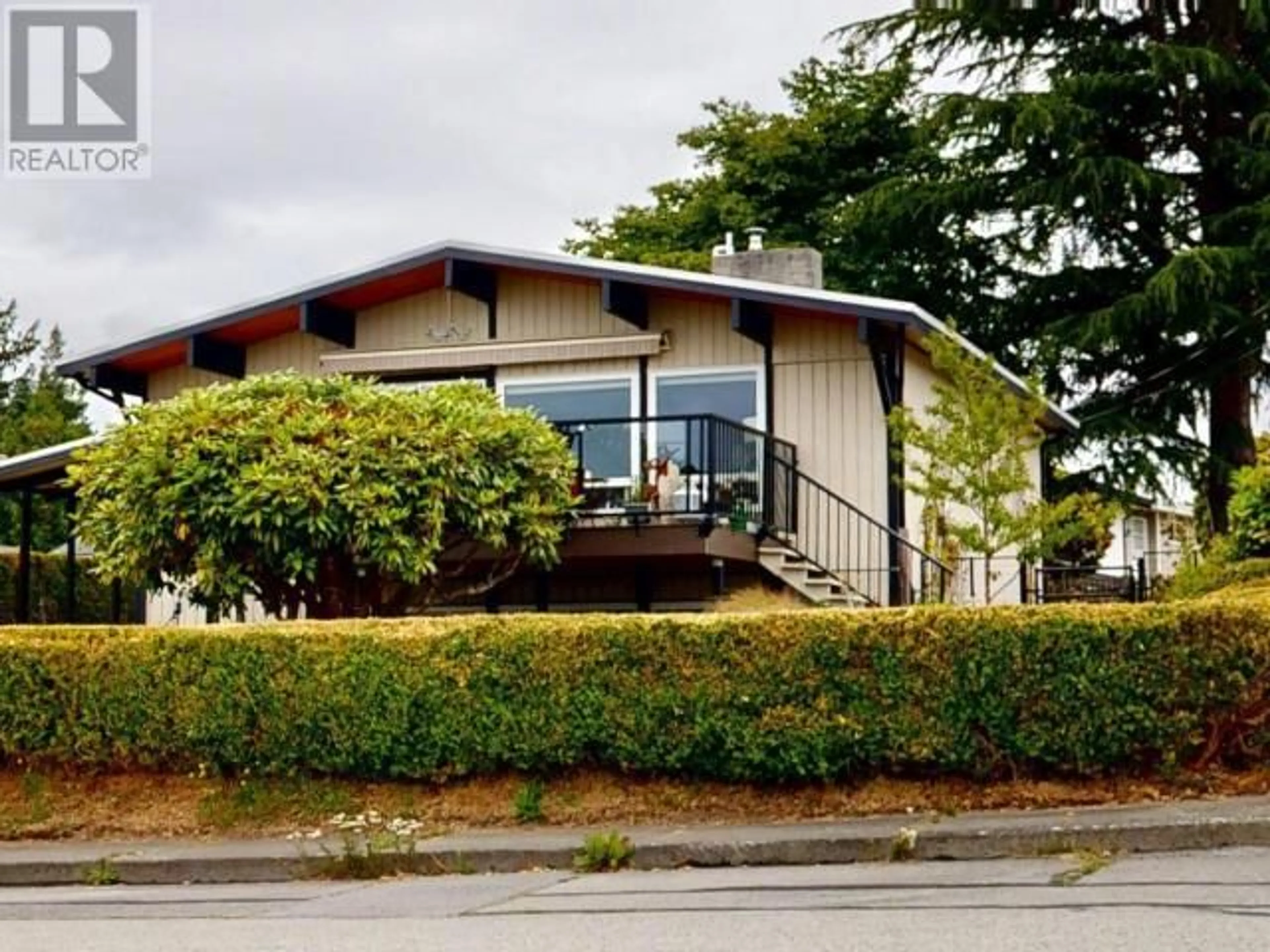 Home with vinyl exterior material, building for 4282 FERNWOOD AVE, Powell River British Columbia V8A3L1