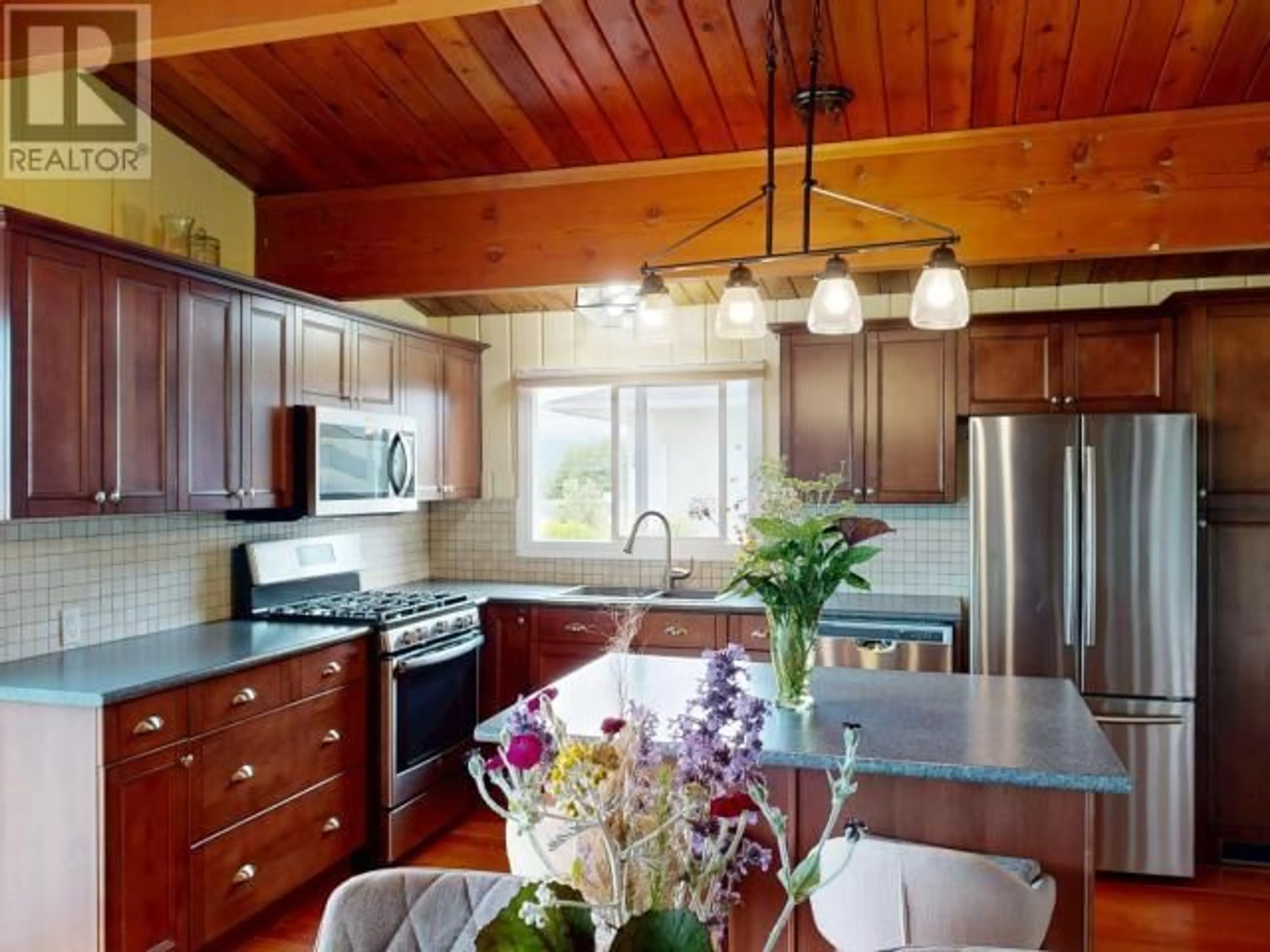 Open concept kitchen, wood/laminate floor for 4282 FERNWOOD AVE, Powell River British Columbia V8A3L1