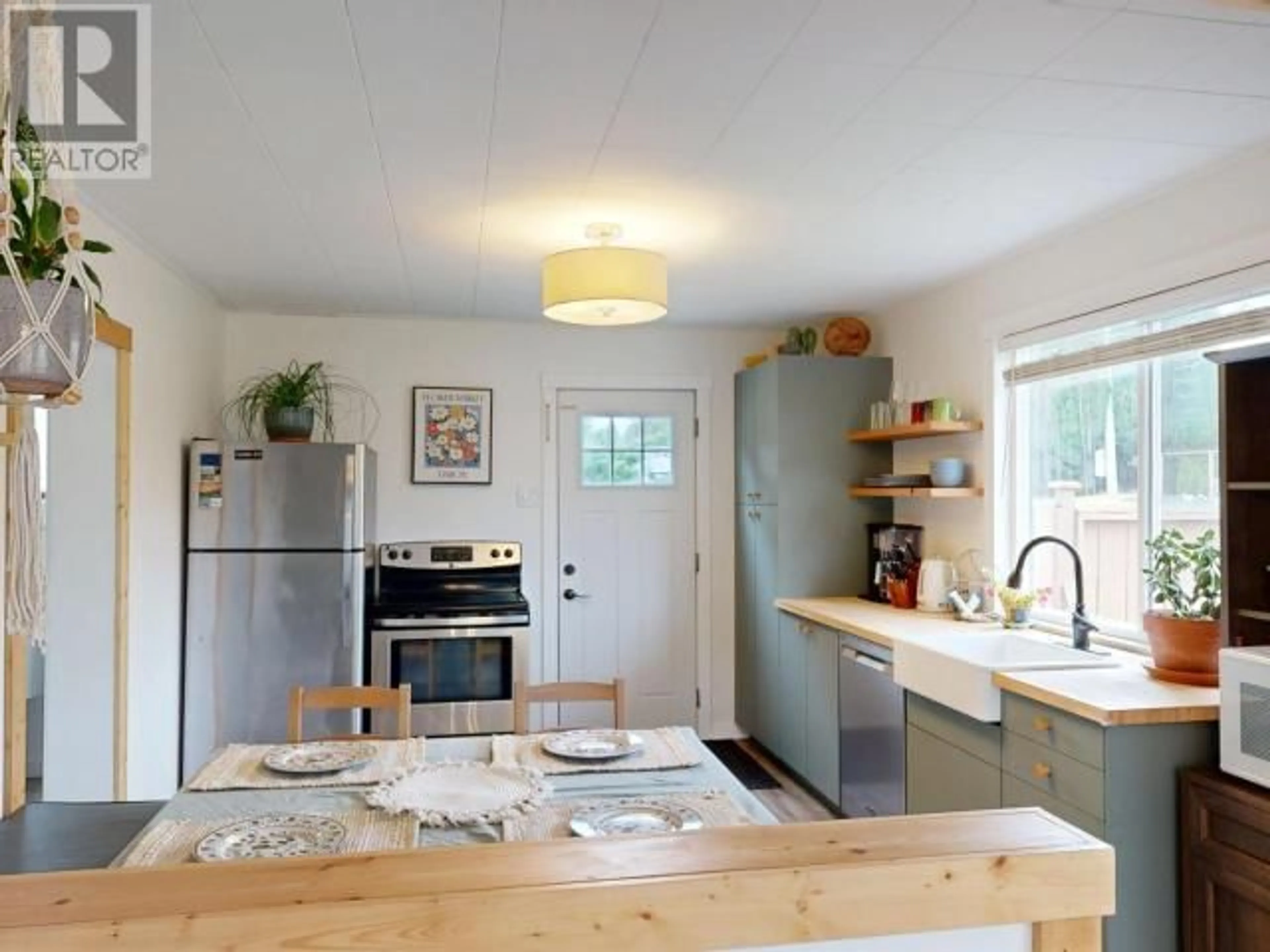 Open concept kitchen, unknown for 5442 MANSON AVE, Powell River British Columbia