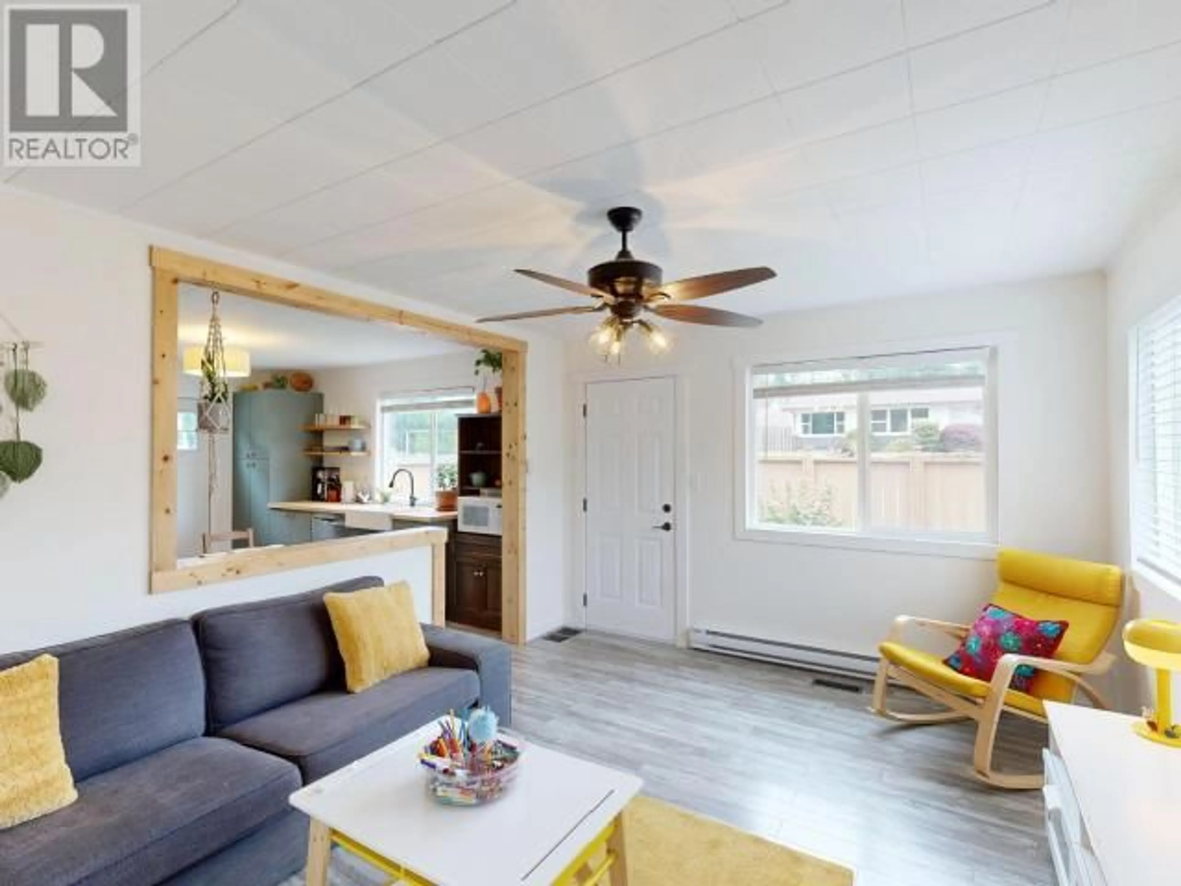 Living room with furniture, wood/laminate floor for 5442 MANSON AVE, Powell River British Columbia