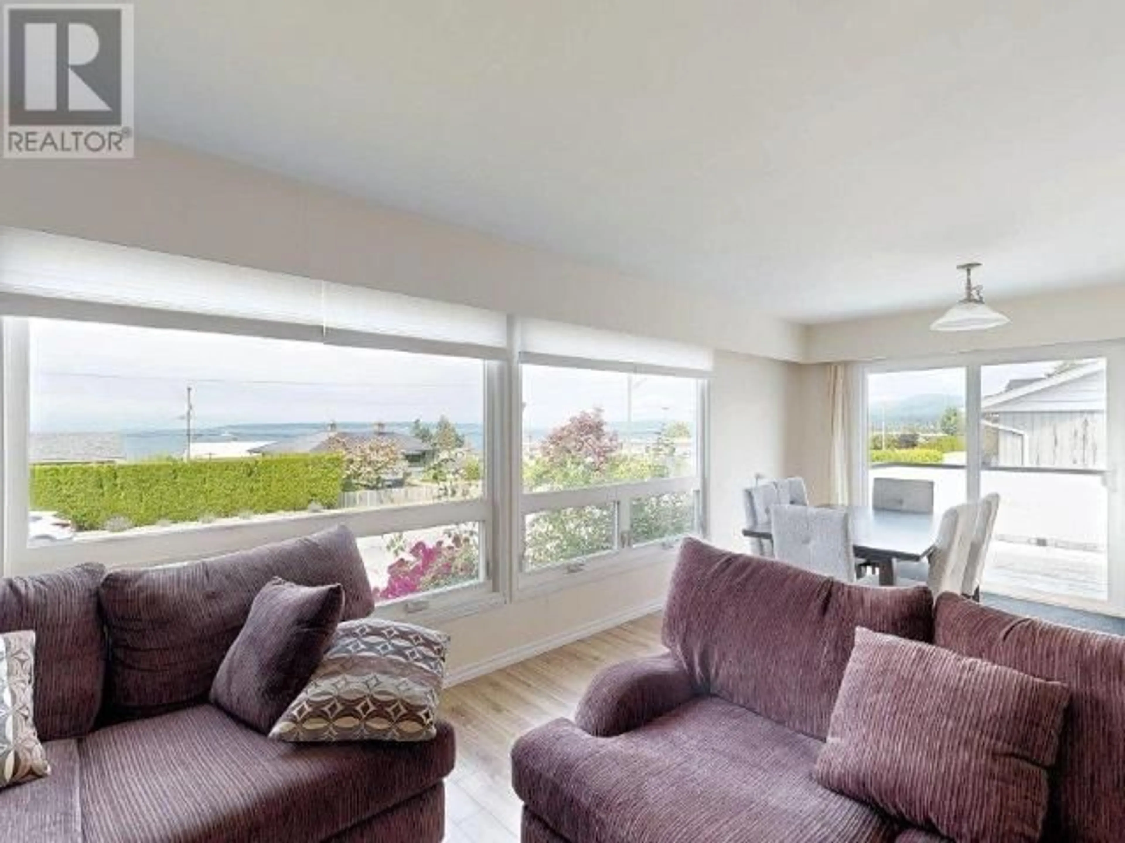 Living room with furniture, unknown for 3912 JOYCE AVE, Powell River British Columbia V8A2Z3