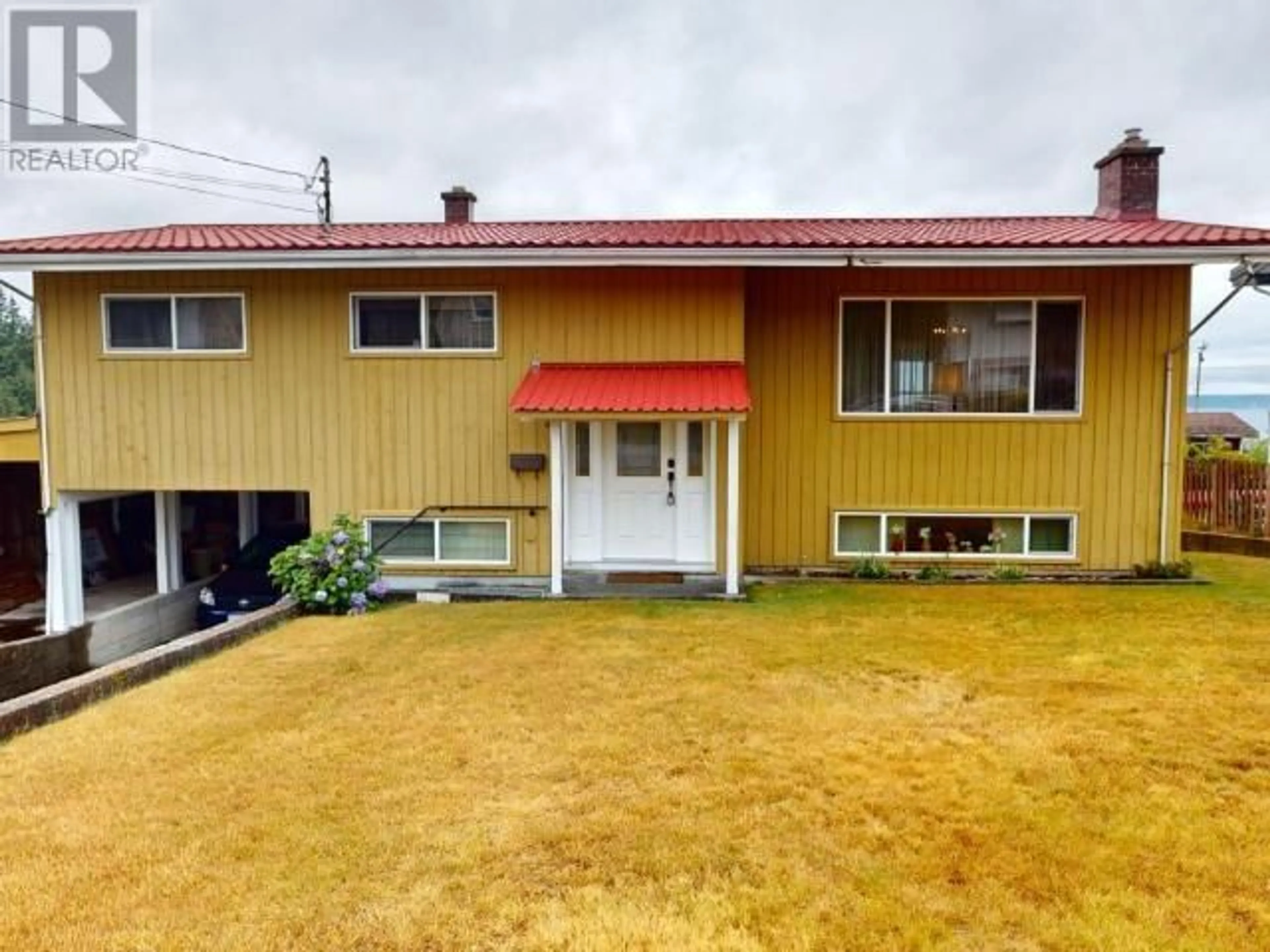 A pic from outside/outdoor area/front of a property/back of a property/a pic from drone, street for 3739 SELKIRK AVE, Powell River British Columbia V8A3C2