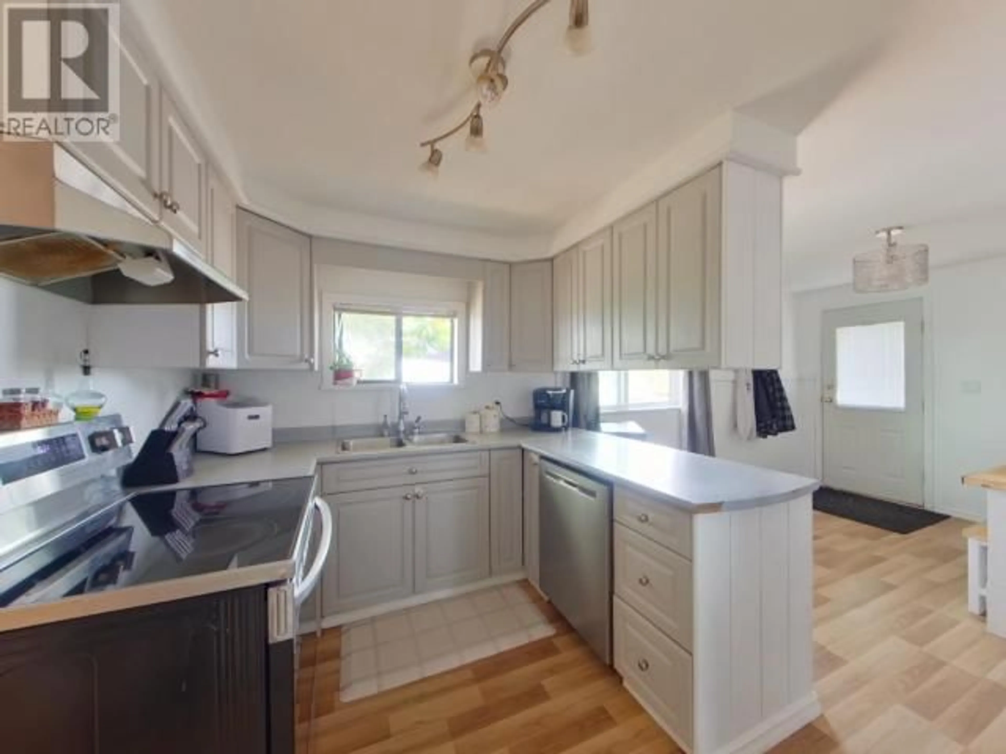Standard kitchen, wood/laminate floor for 6913 INVERMERE CRT, Powell River British Columbia V8A1N6