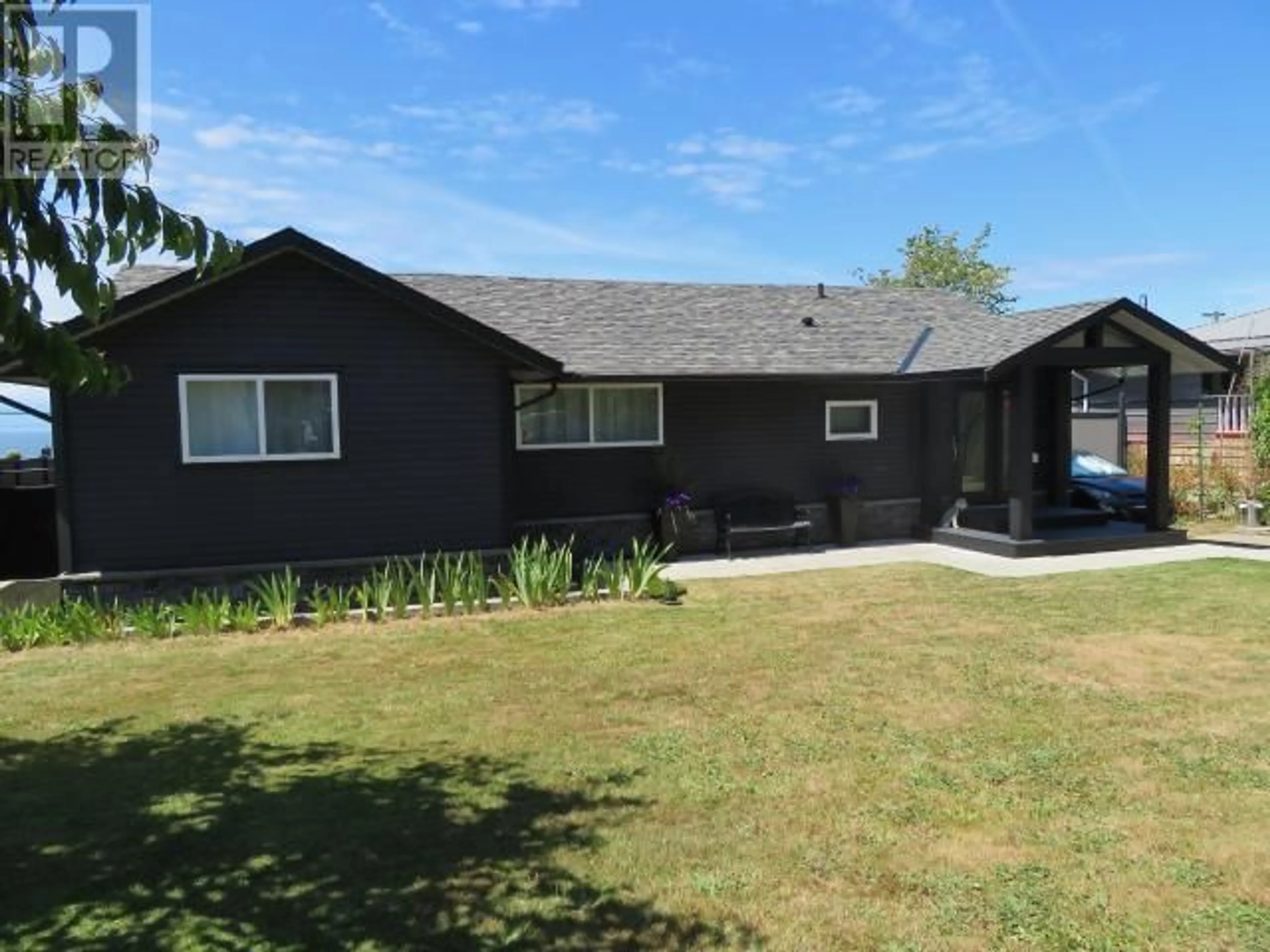 Home with vinyl exterior material, street for 3967 MANITOBA AVE, Powell River British Columbia V8A2W7