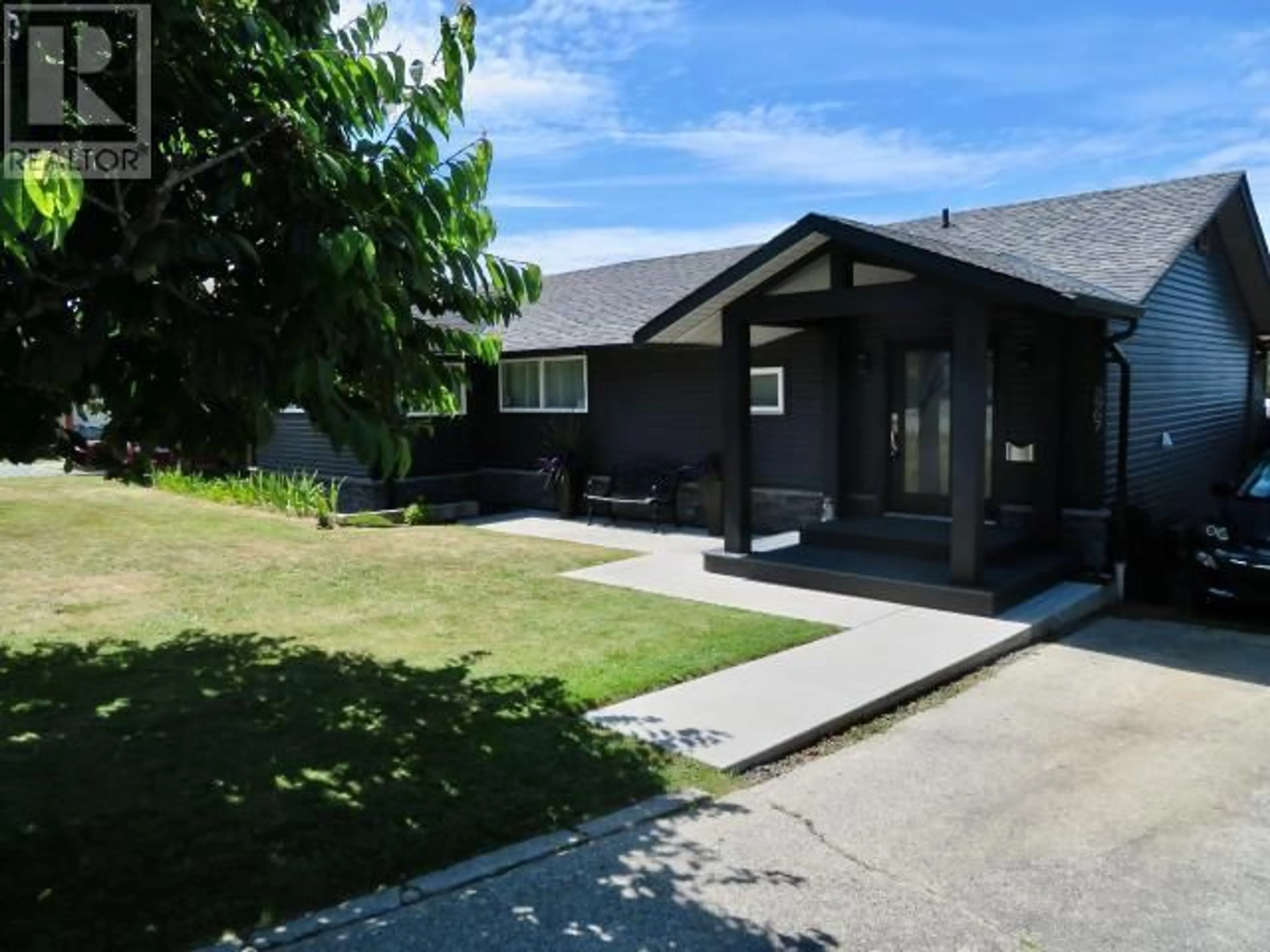 A pic from outside/outdoor area/front of a property/back of a property/a pic from drone, street for 3967 MANITOBA AVE, Powell River British Columbia V8A2W7