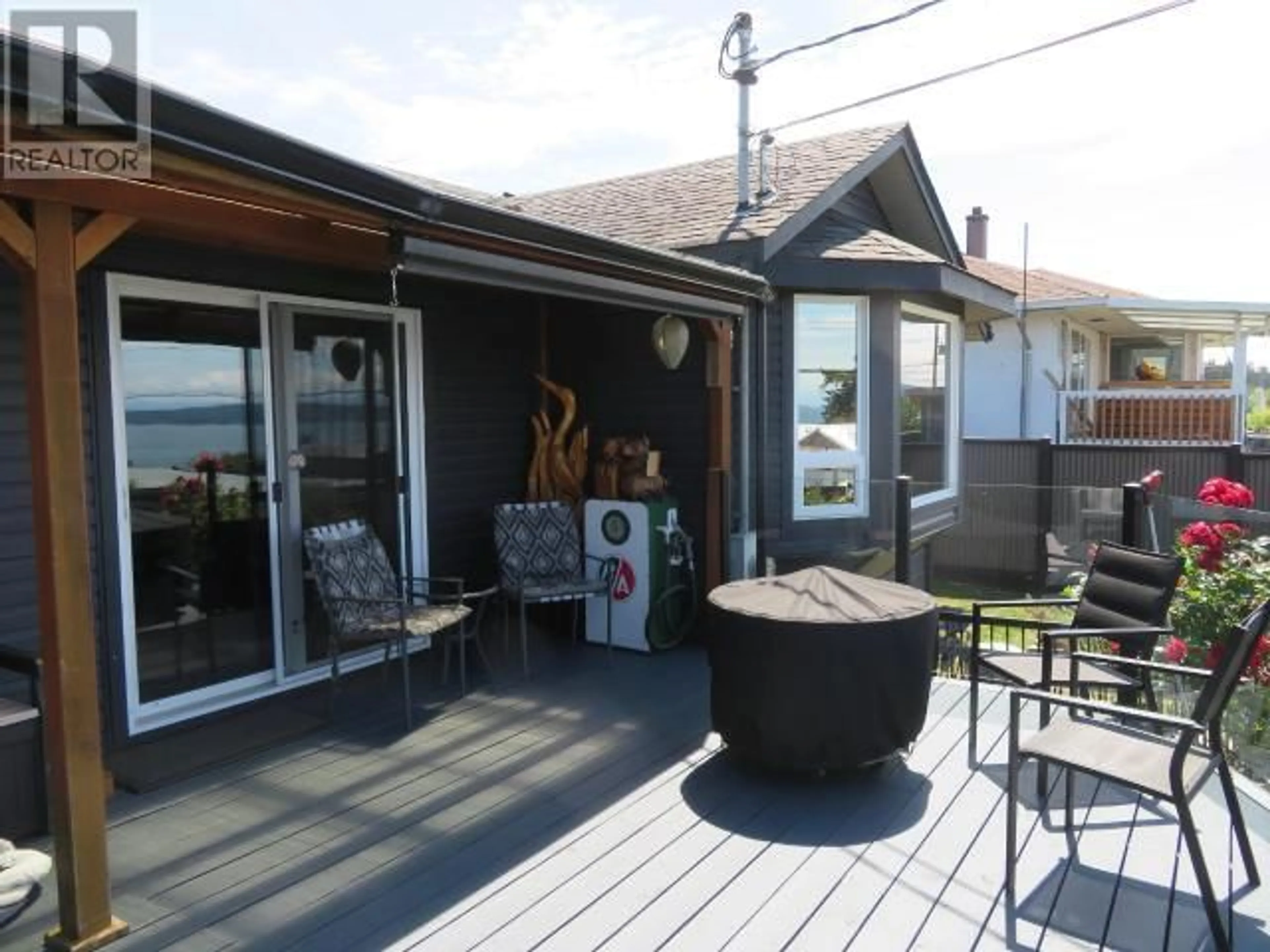 Patio, water/lake/river/ocean view for 3967 MANITOBA AVE, Powell River British Columbia V8A2W7