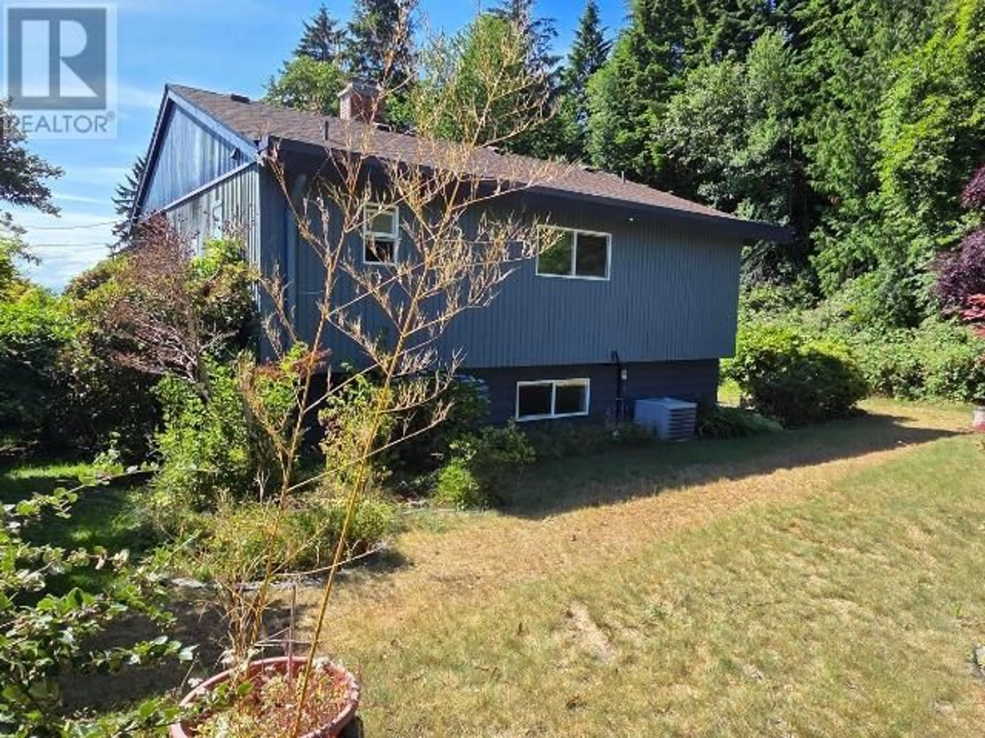 A pic from outside/outdoor area/front of a property/back of a property/a pic from drone, unknown for 3638 STRATHCONA AVE, Powell River British Columbia V8A2V4