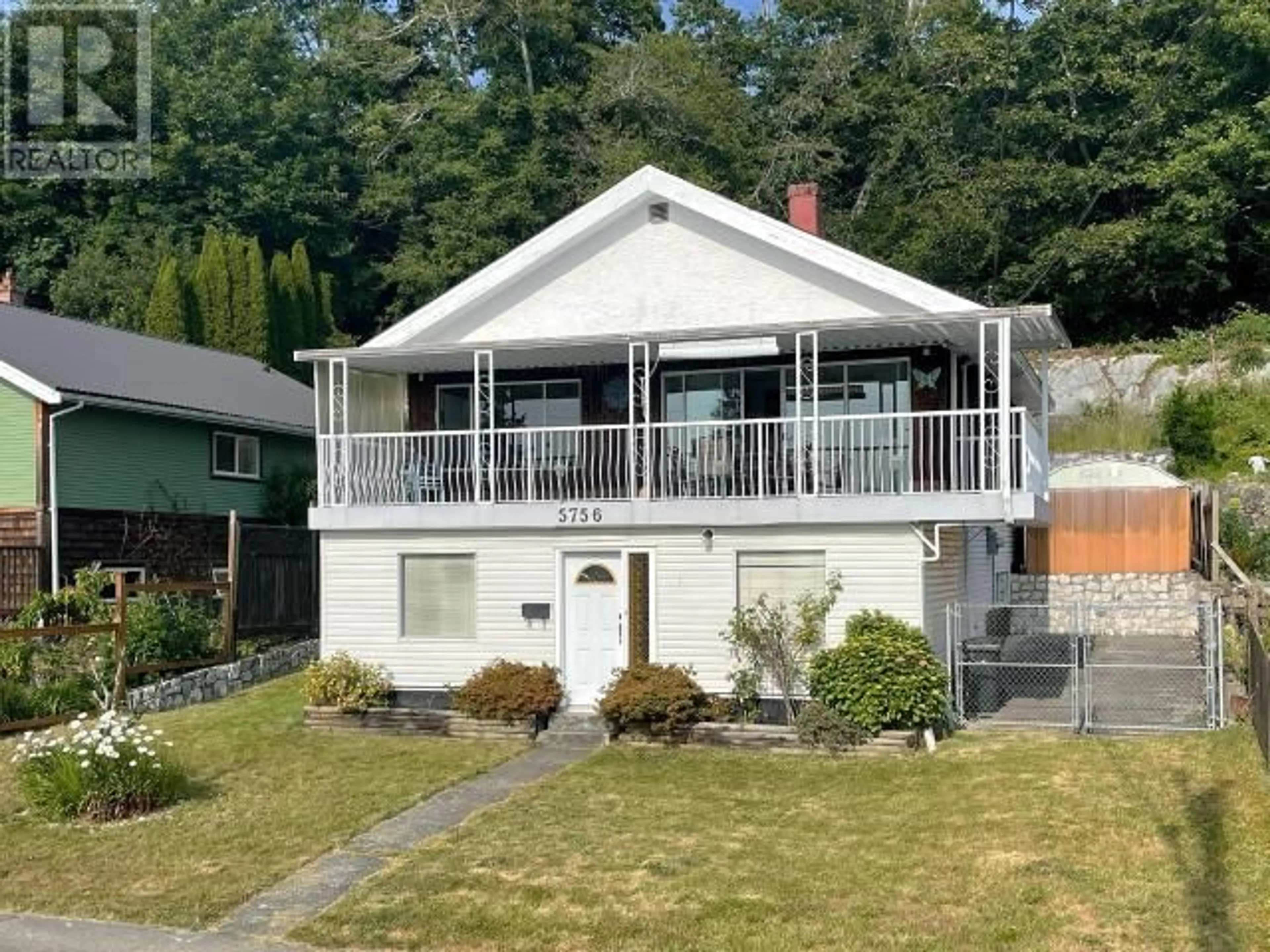Home with vinyl exterior material, street for 5756 WILLOW AVE, Powell River British Columbia V8A4P7