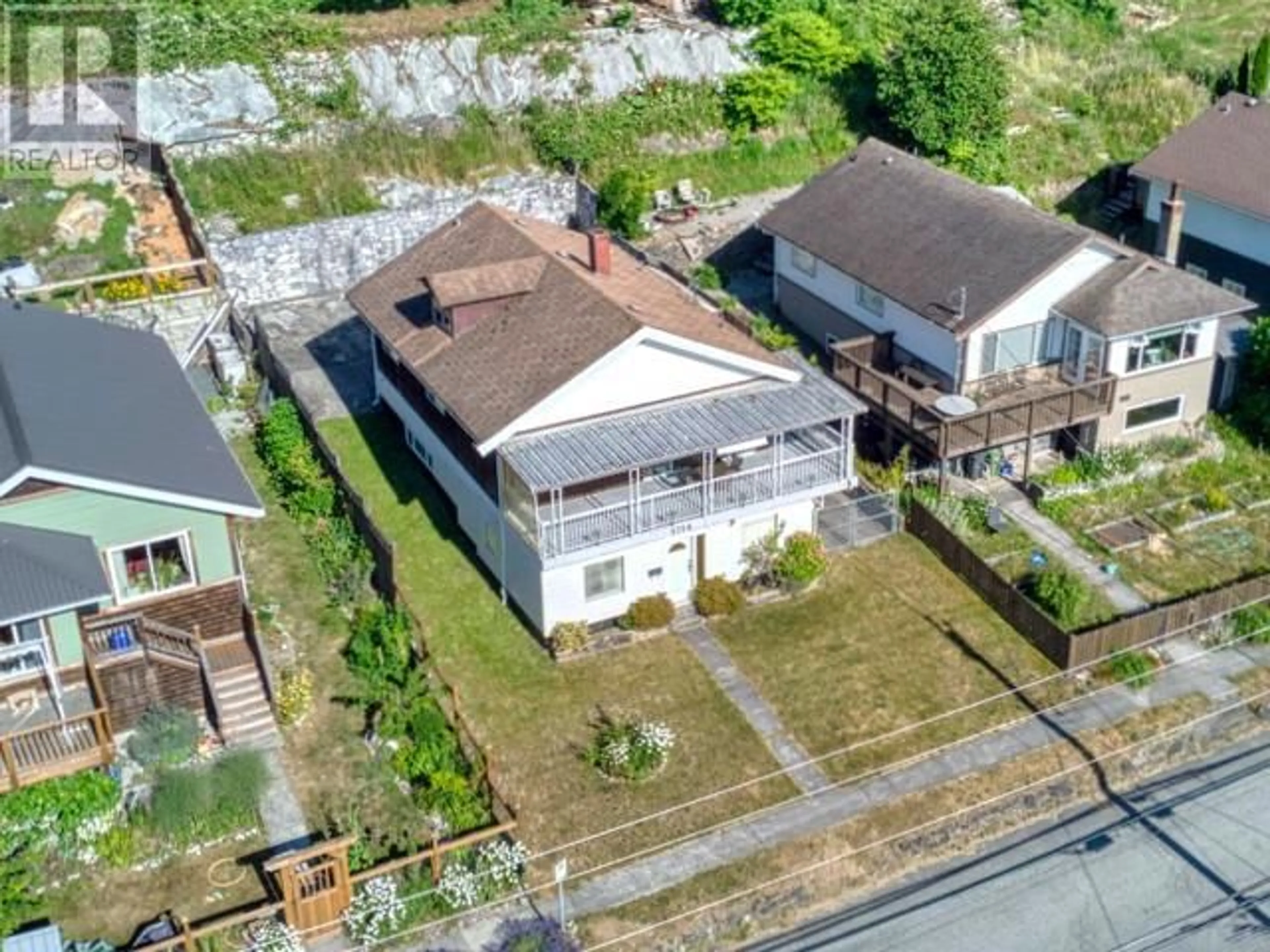 A pic from outside/outdoor area/front of a property/back of a property/a pic from drone, street for 5756 WILLOW AVE, Powell River British Columbia V8A4P7