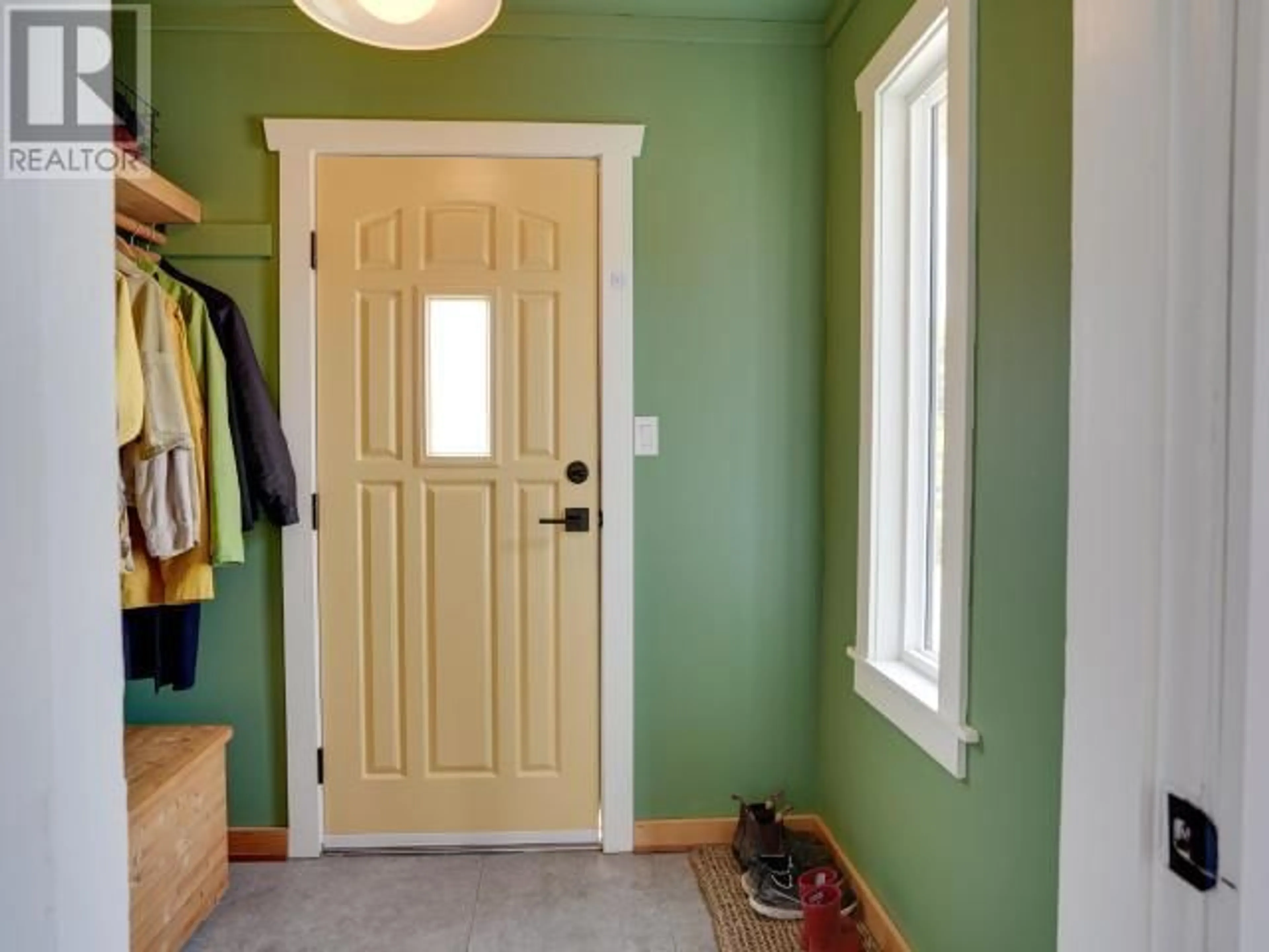 Indoor entryway for 6975 KAMLOOPS STREET, Powell River British Columbia V8A1M3