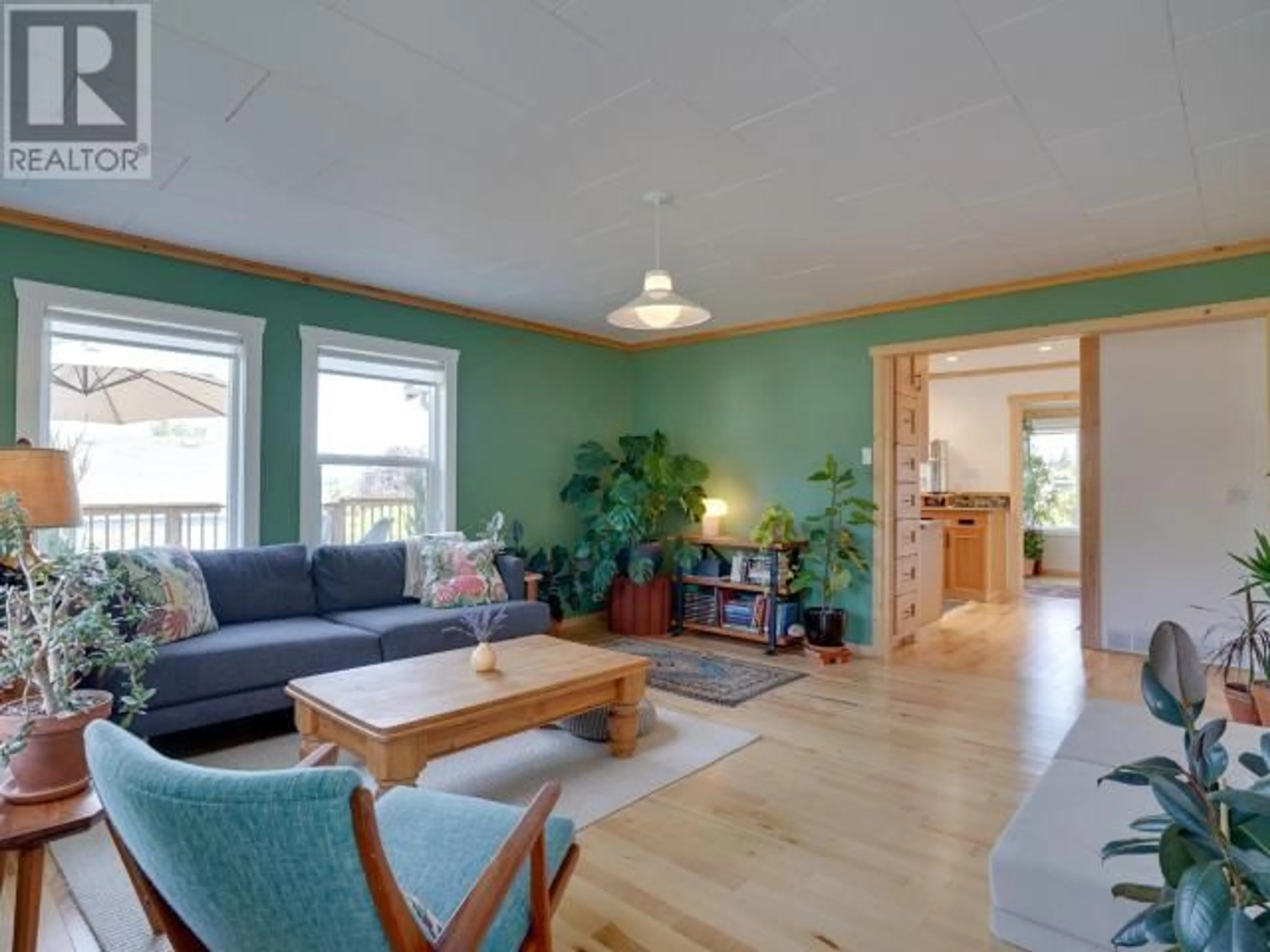 Living room with furniture, wood/laminate floor for 6975 KAMLOOPS STREET, Powell River British Columbia V8A1M3
