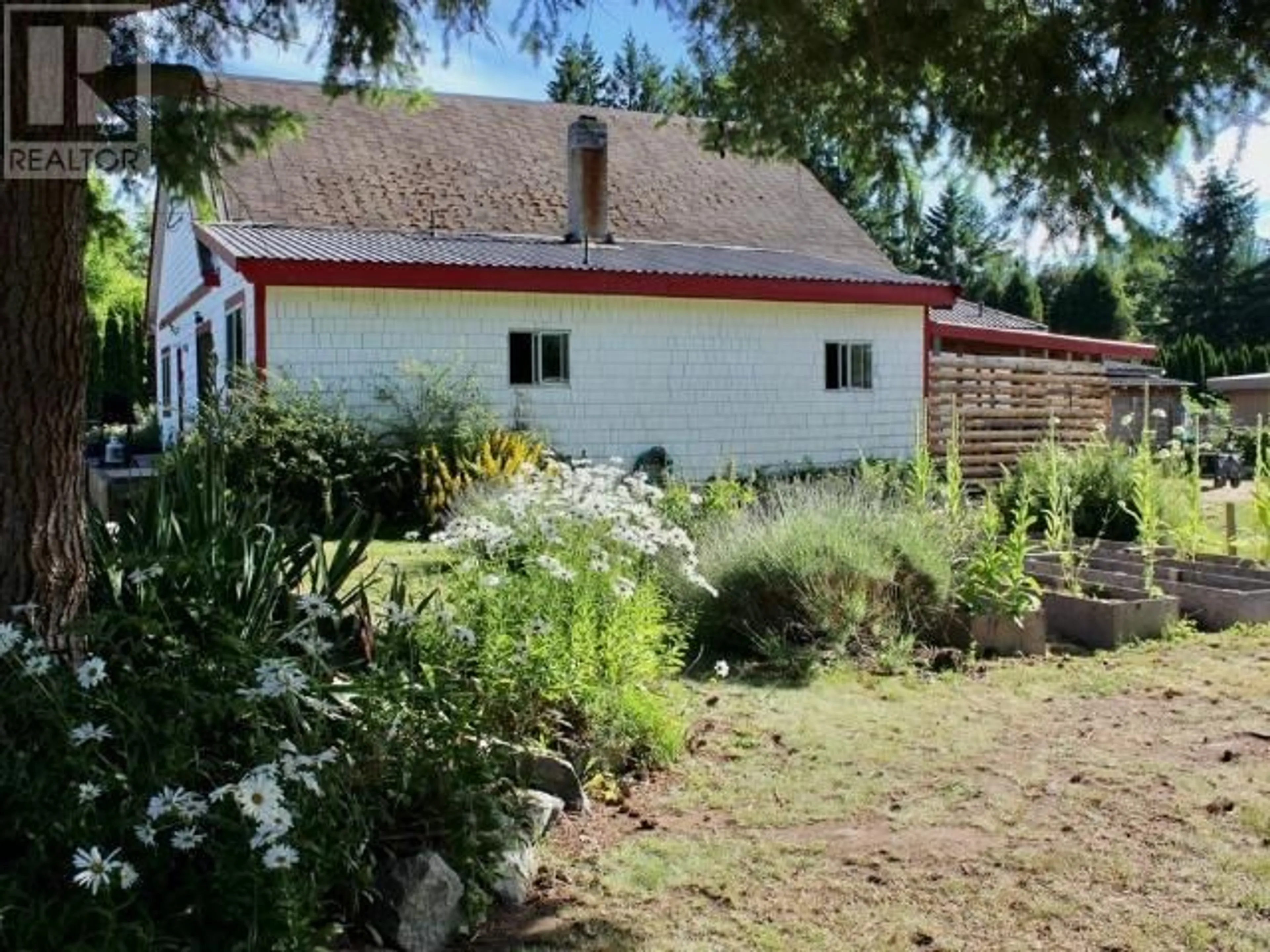 A pic from outside/outdoor area/front of a property/back of a property/a pic from drone, street for 6478 SUTHERLAND AVE, Powell River British Columbia V8A4W5