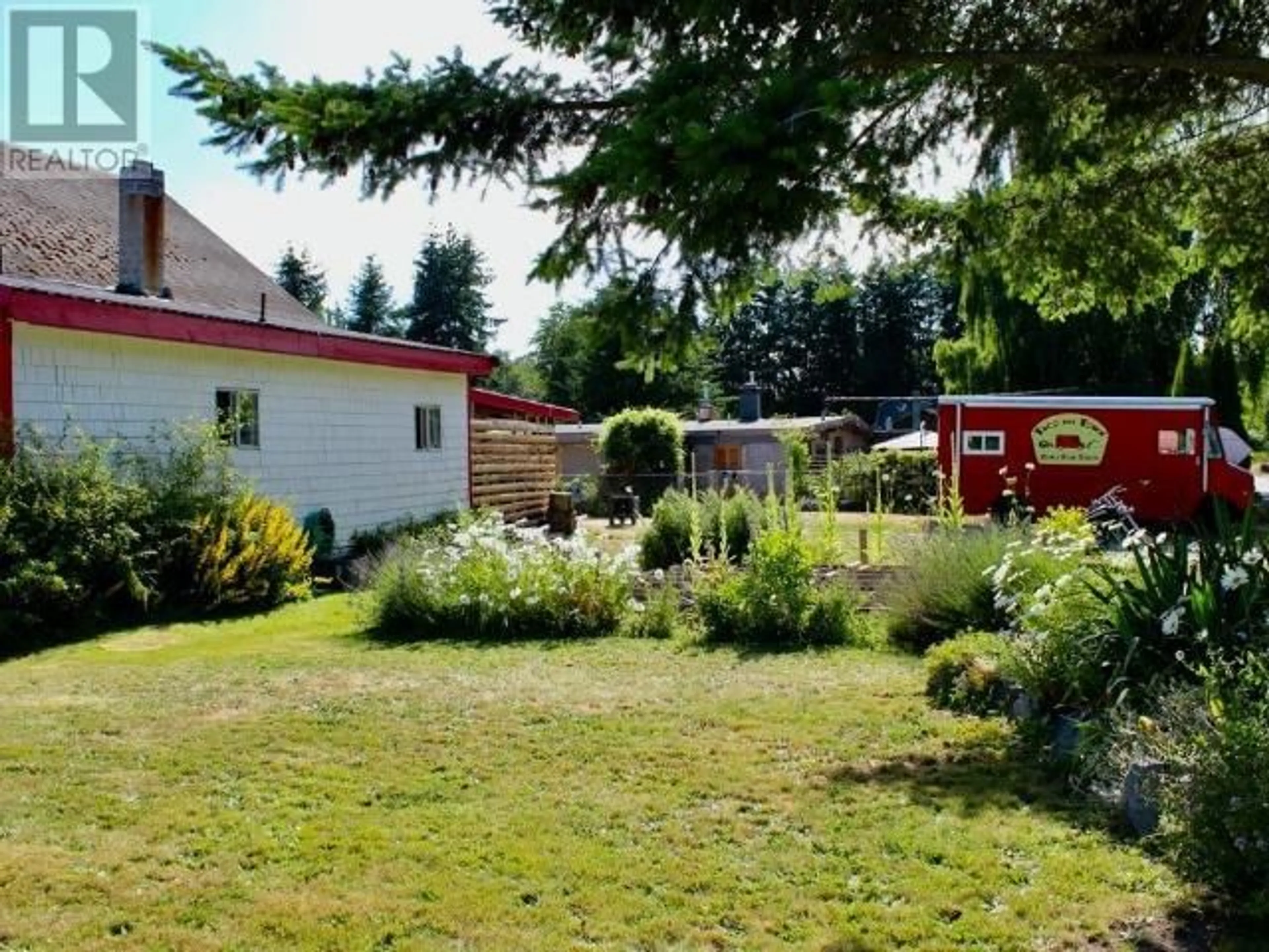 A pic from outside/outdoor area/front of a property/back of a property/a pic from drone, street for 6478 SUTHERLAND AVE, Powell River British Columbia V8A4W5