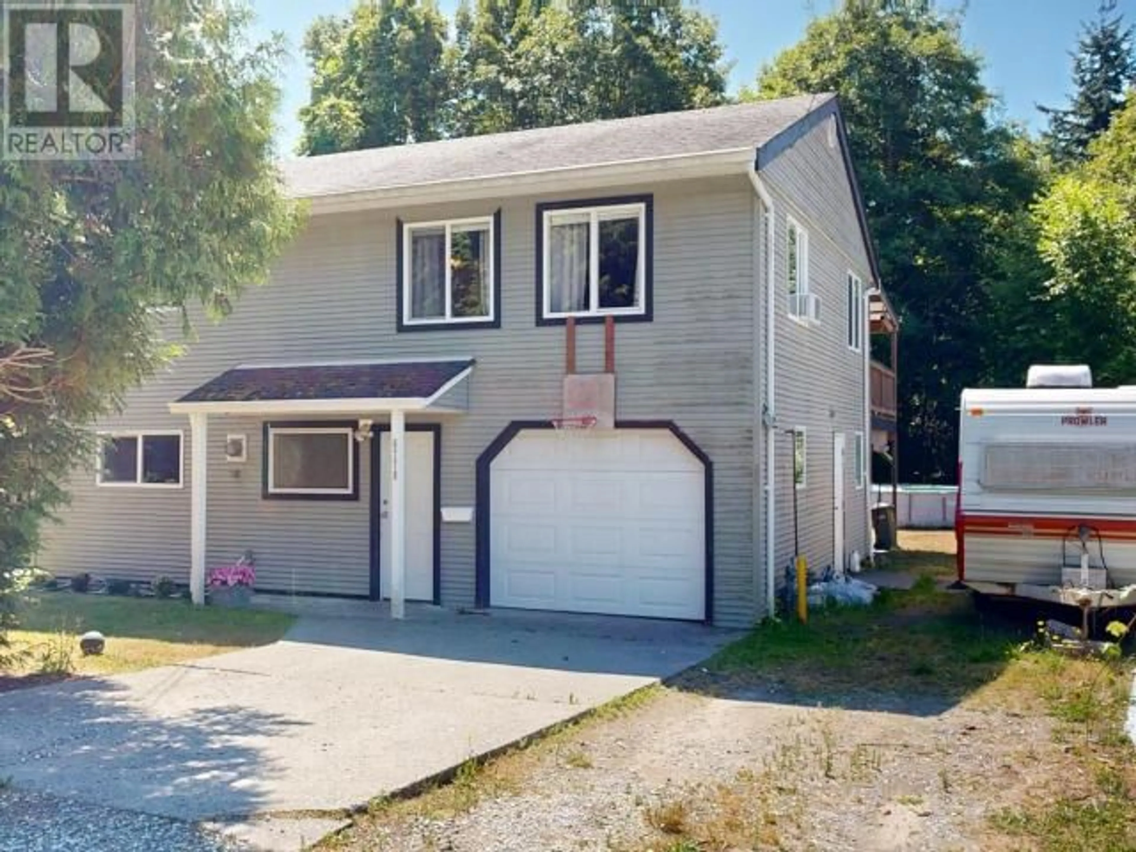Home with vinyl exterior material, street for 6778 DRAKE STREET, Powell River British Columbia