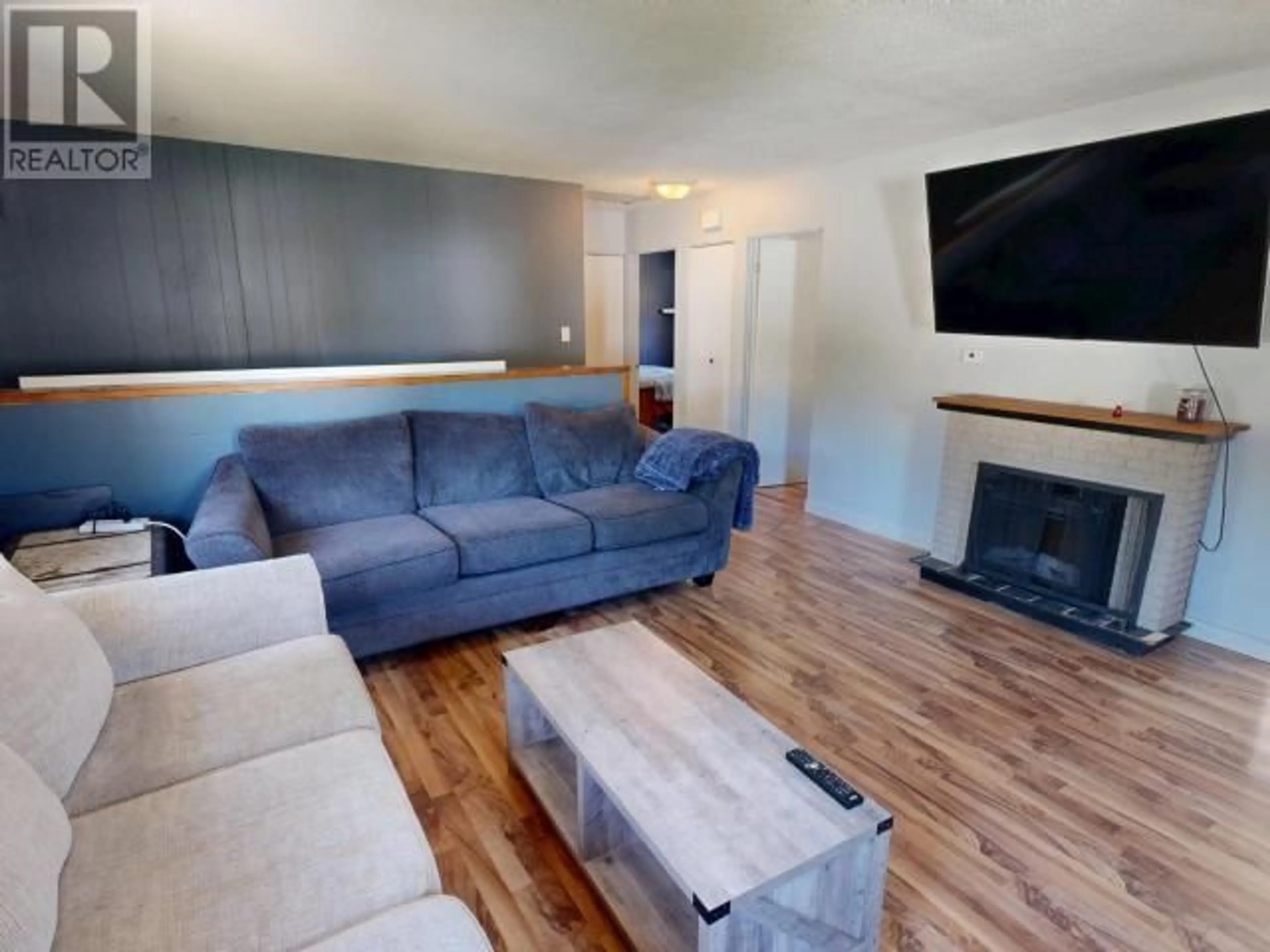 Living room with furniture, wood/laminate floor for 6778 DRAKE STREET, Powell River British Columbia