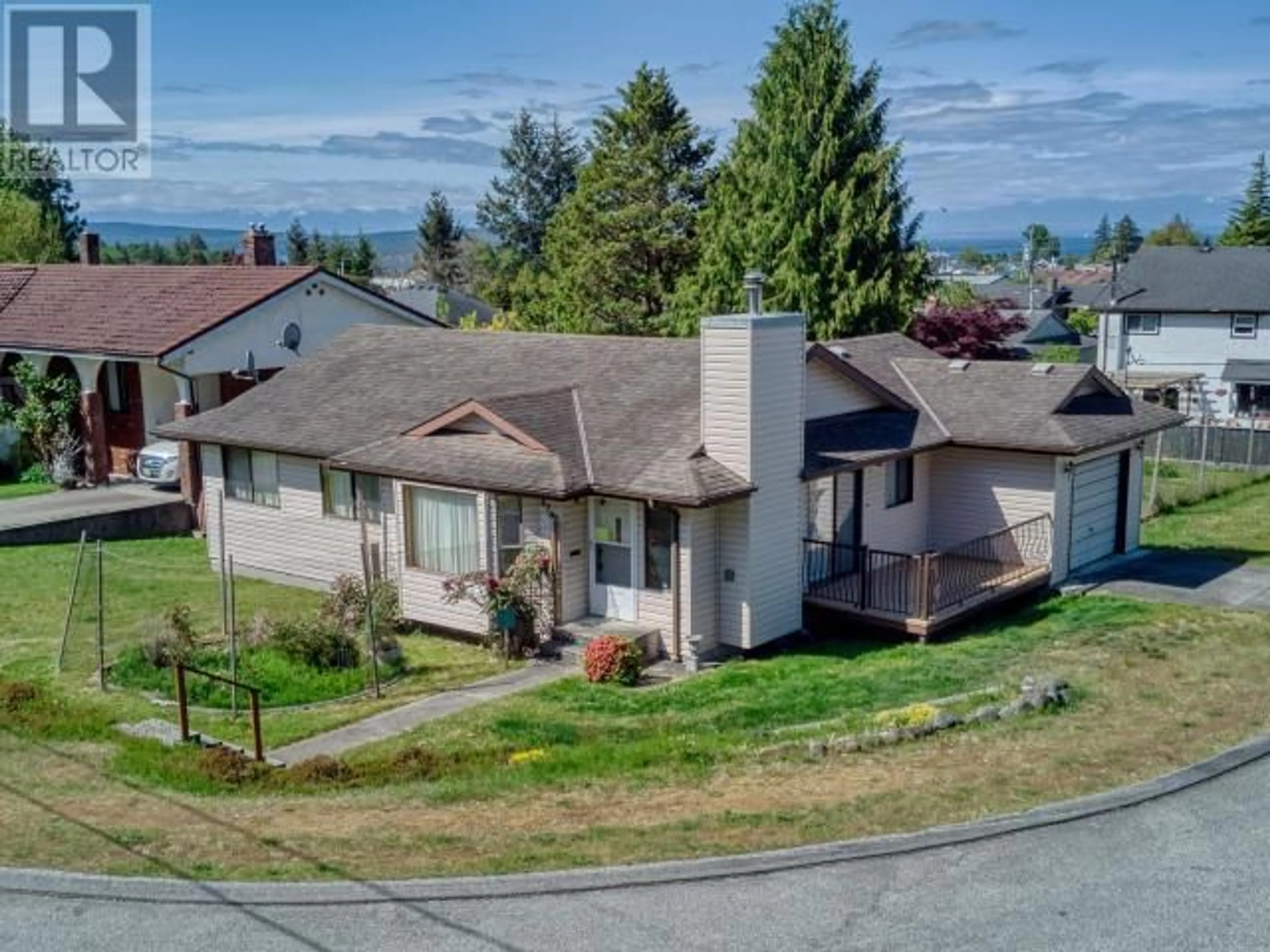 A pic from outside/outdoor area/front of a property/back of a property/a pic from drone, mountain view for 4781 REDONDA AVE, Powell River British Columbia