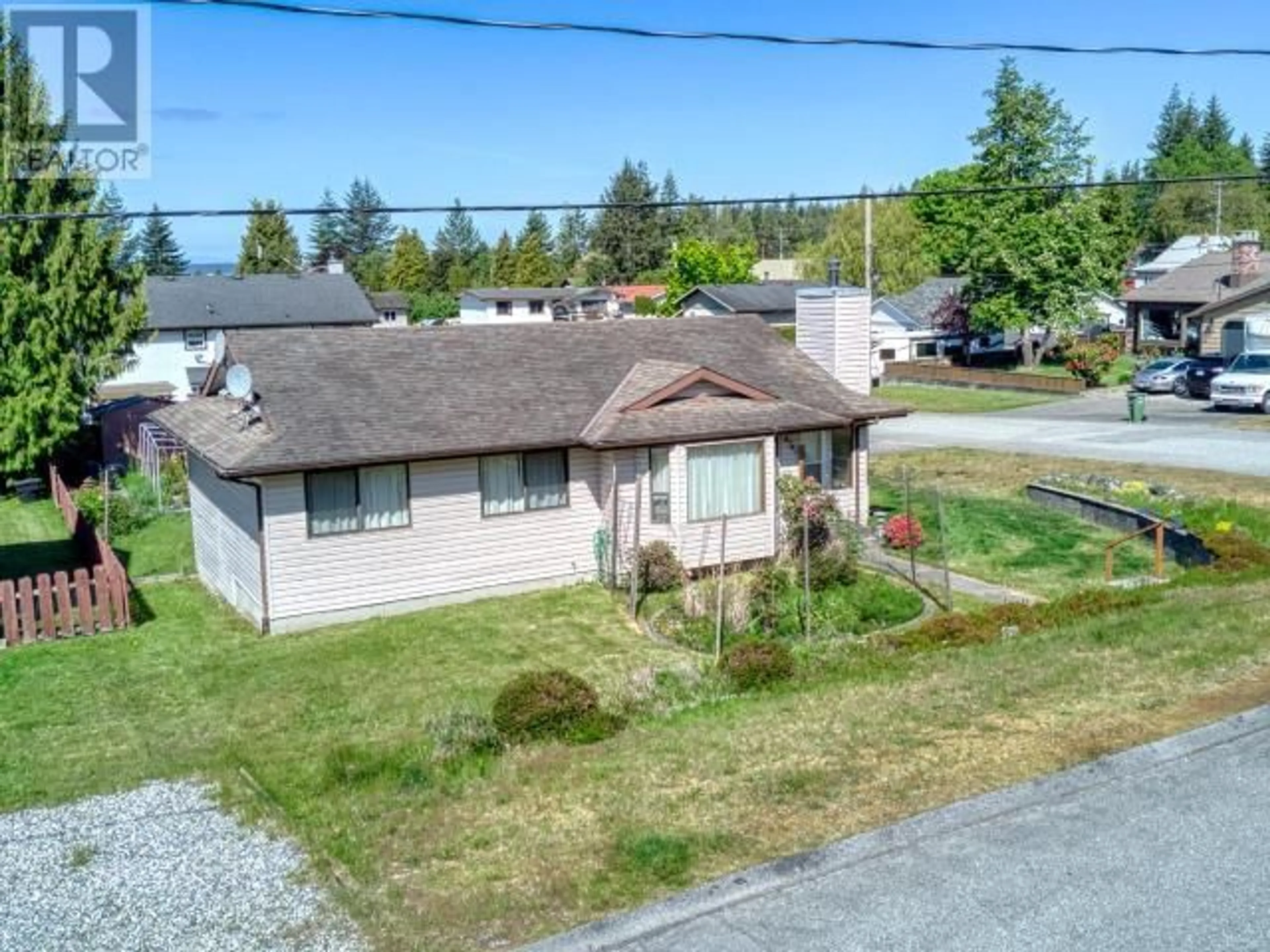 A pic from outside/outdoor area/front of a property/back of a property/a pic from drone, street for 4781 REDONDA AVE, Powell River British Columbia