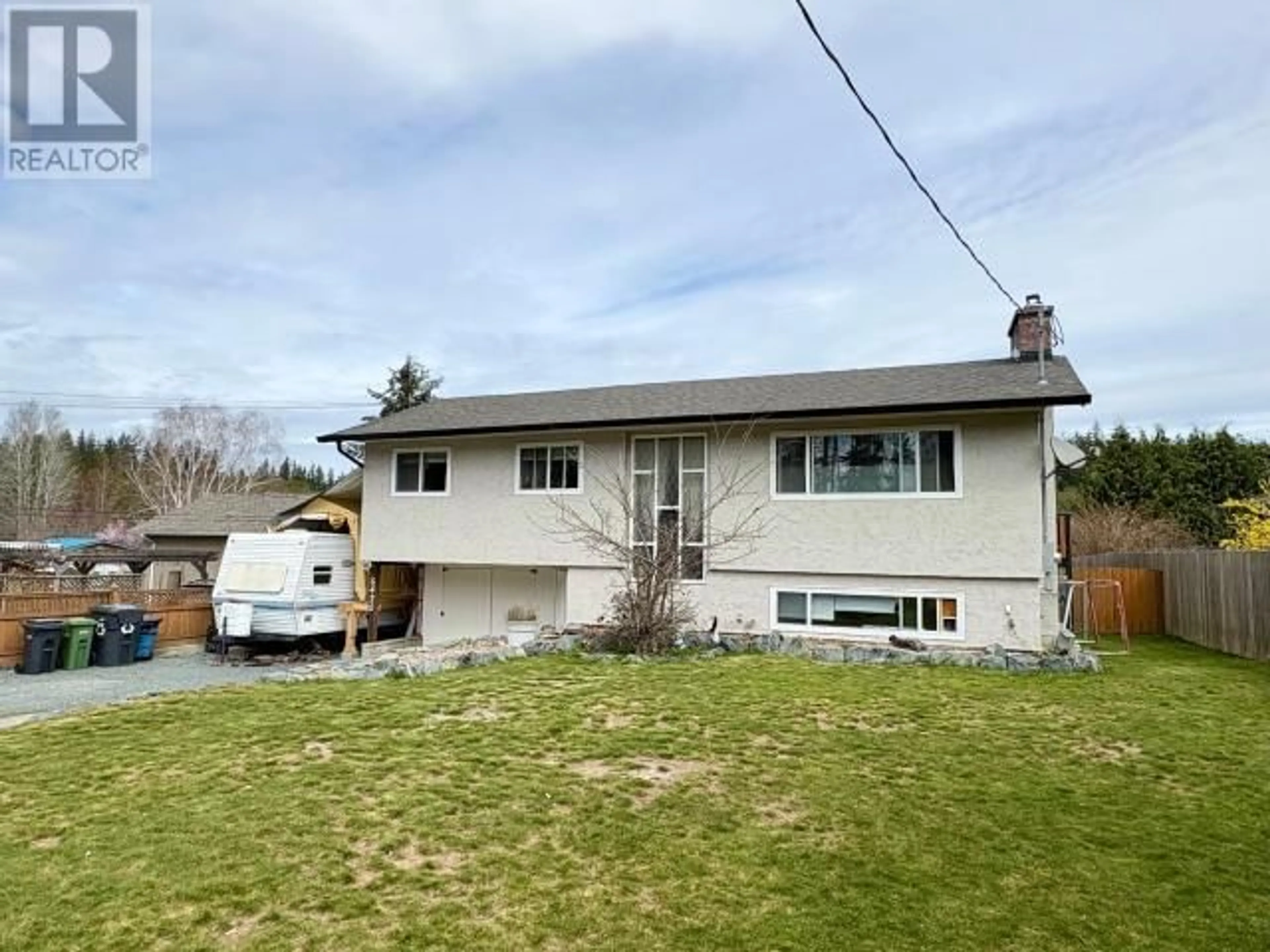 Home with vinyl exterior material, street for 5420 SAANICH AVE, Powell River British Columbia V8A4G9