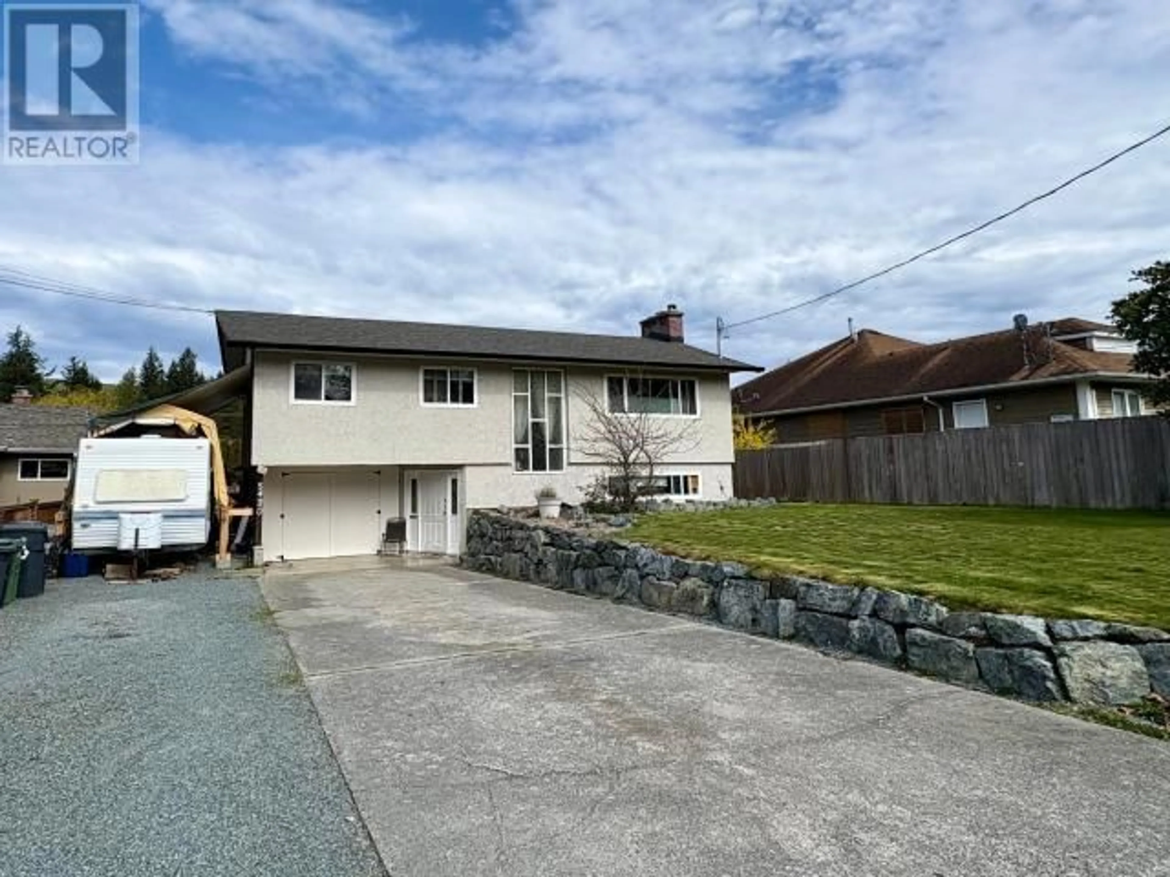 A pic from outside/outdoor area/front of a property/back of a property/a pic from drone, street for 5420 SAANICH AVE, Powell River British Columbia V8A4G9