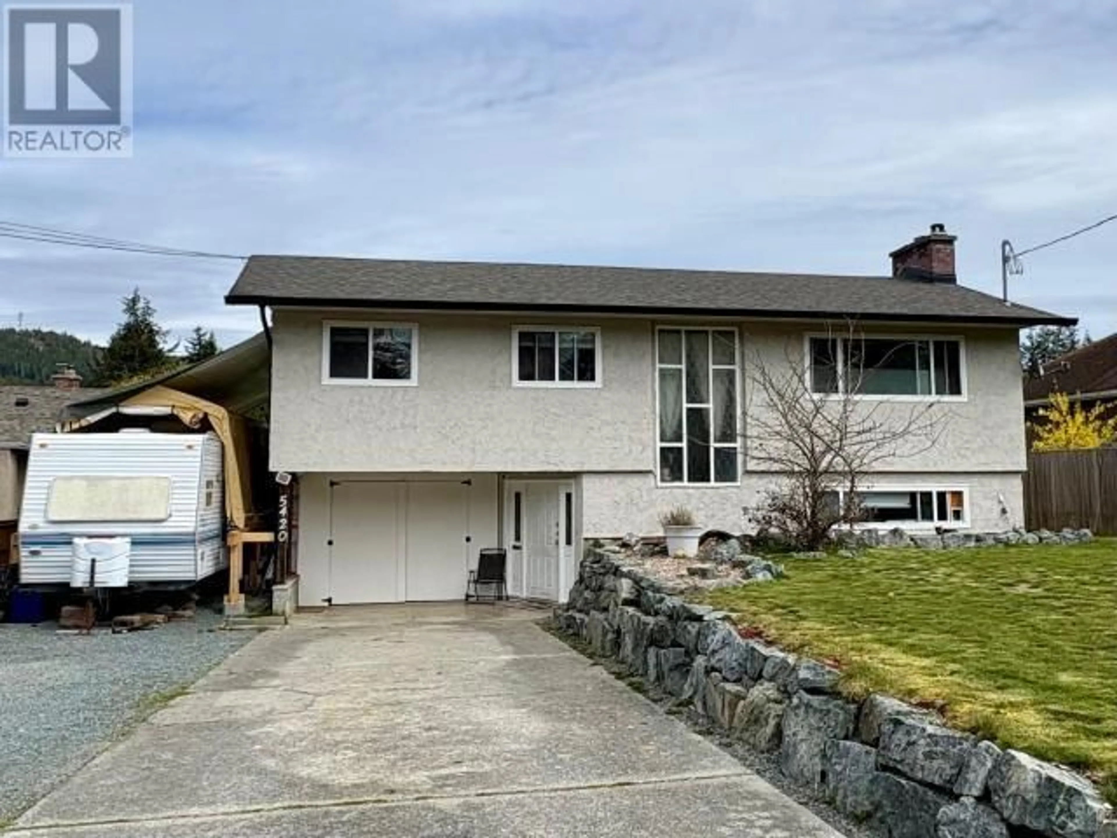 Home with vinyl exterior material, street for 5420 SAANICH AVE, Powell River British Columbia V8A4G9