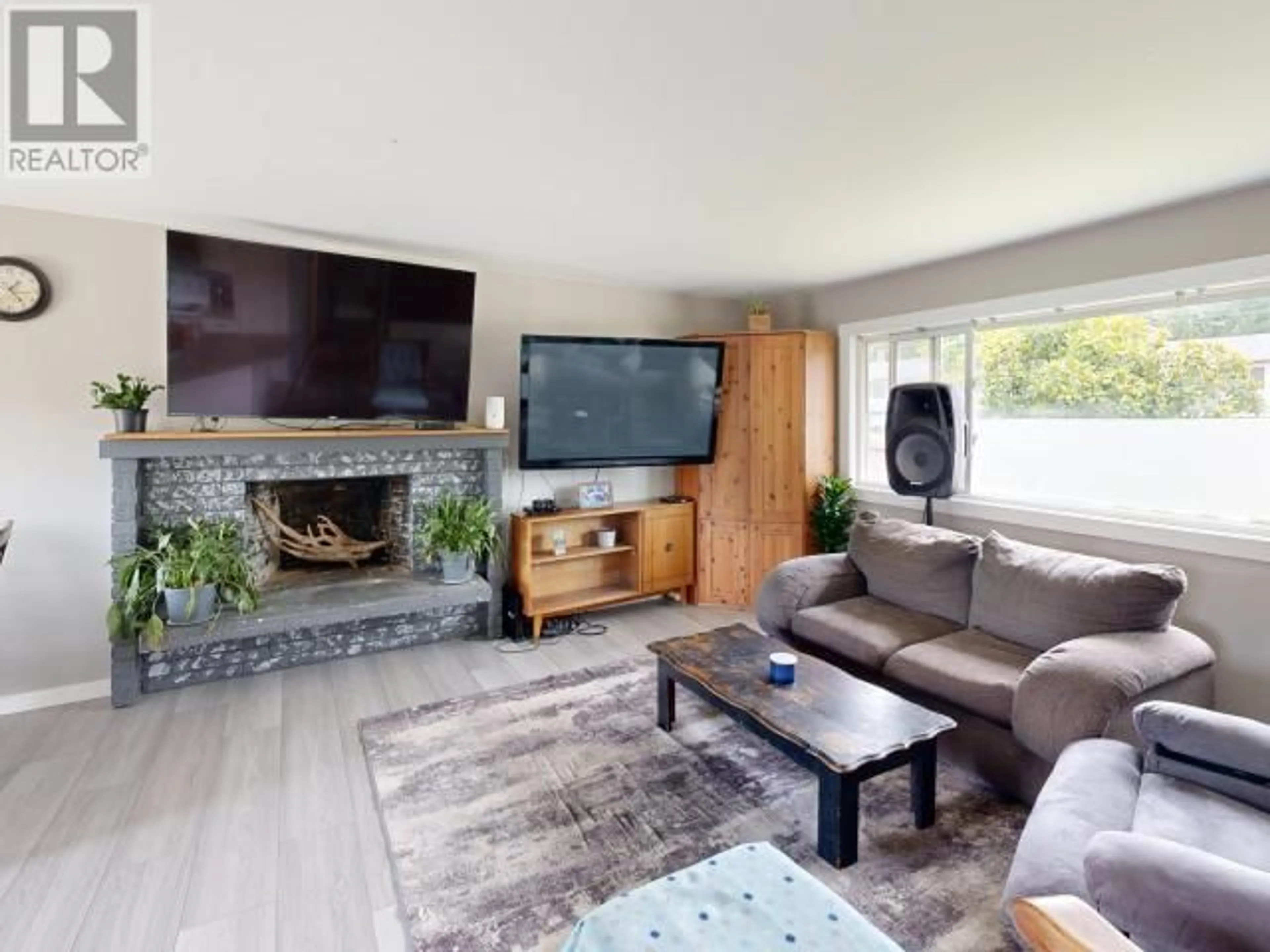 Living room with furniture, unknown for 5420 SAANICH AVE, Powell River British Columbia V8A4G9