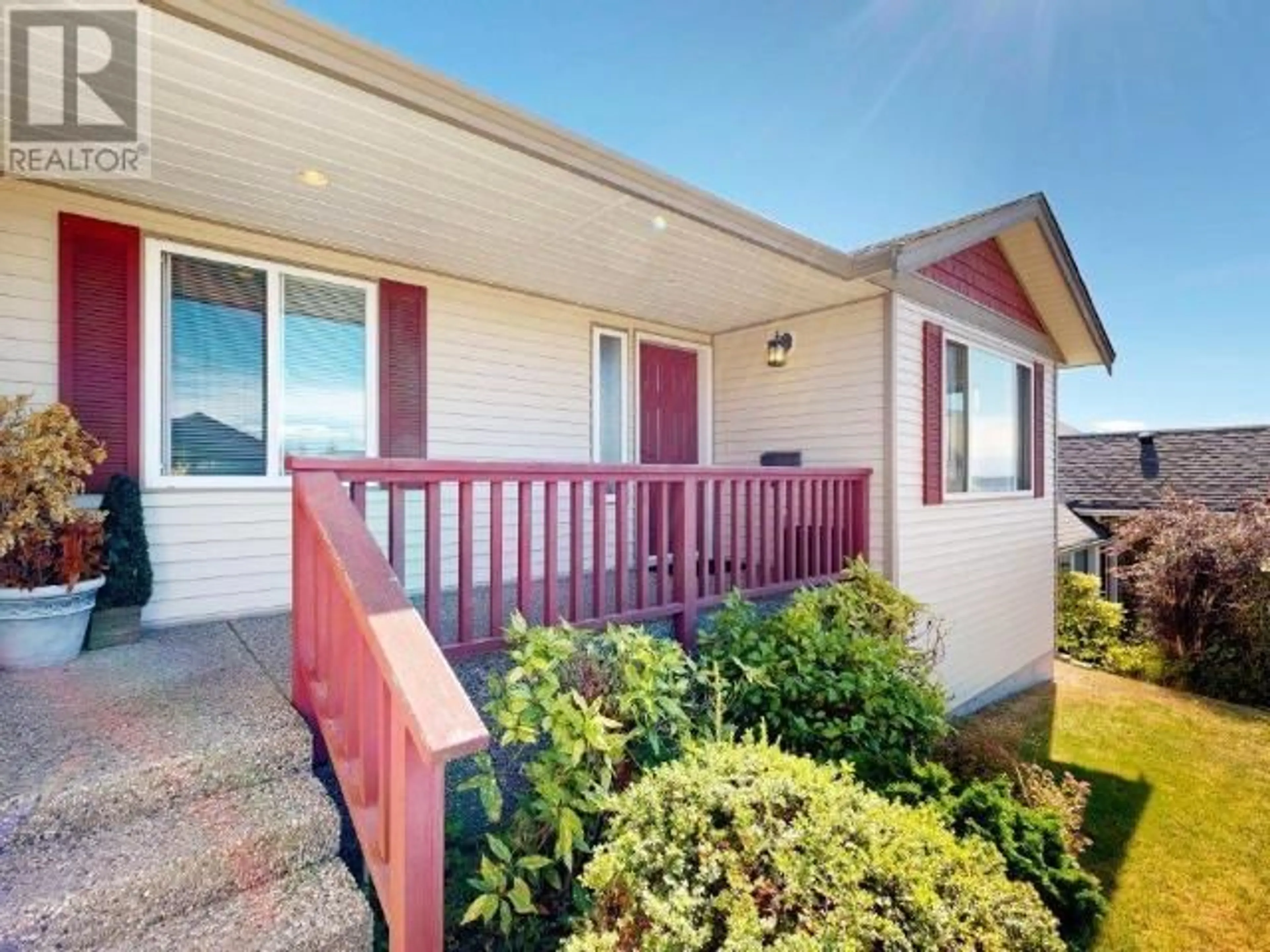 Home with vinyl exterior material, street for 7176 GEORGIA CRES, Powell River British Columbia V8A5T6
