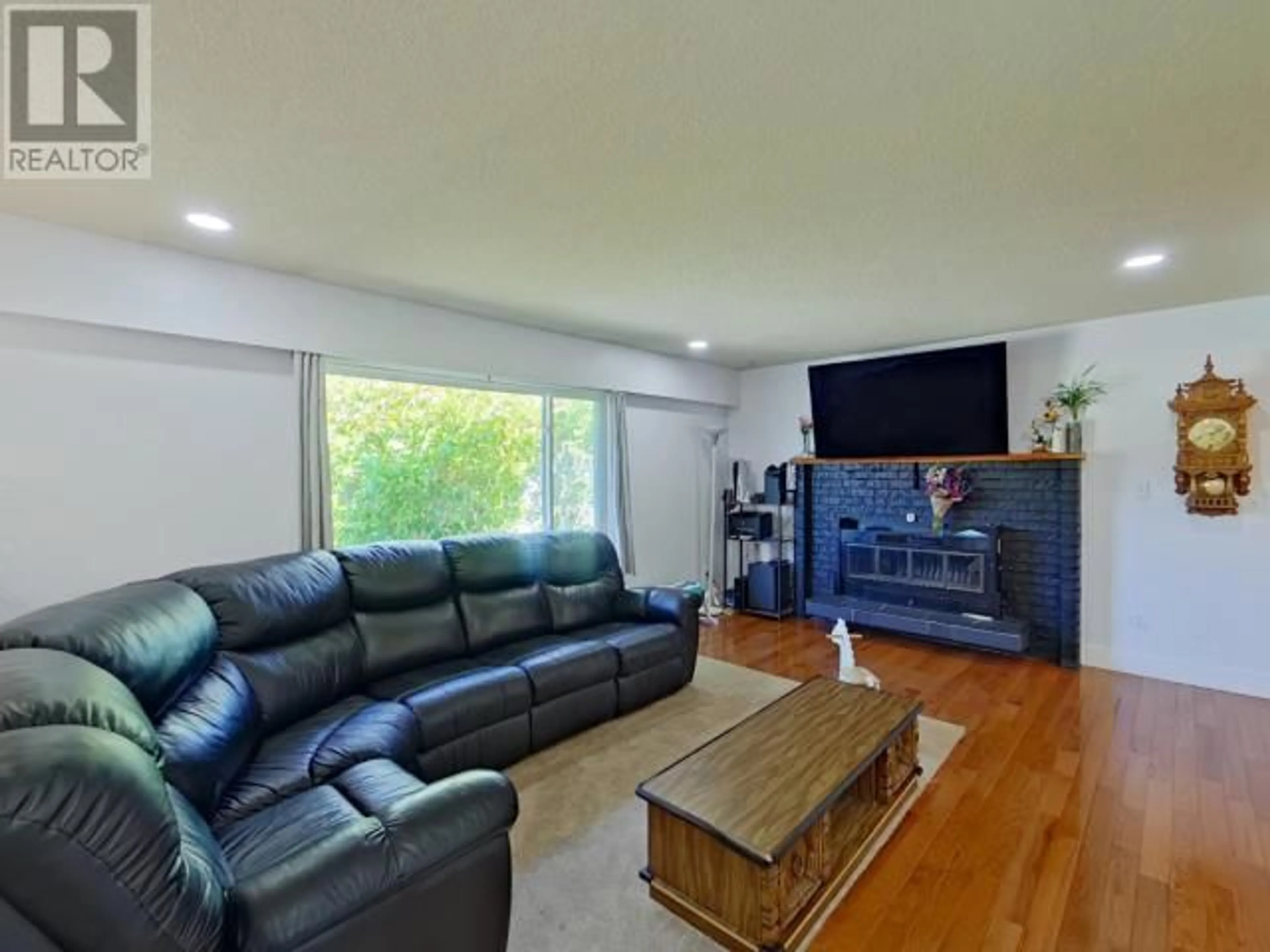 Living room with furniture, wood/laminate floor for 5940 NASS STREET, Powell River British Columbia