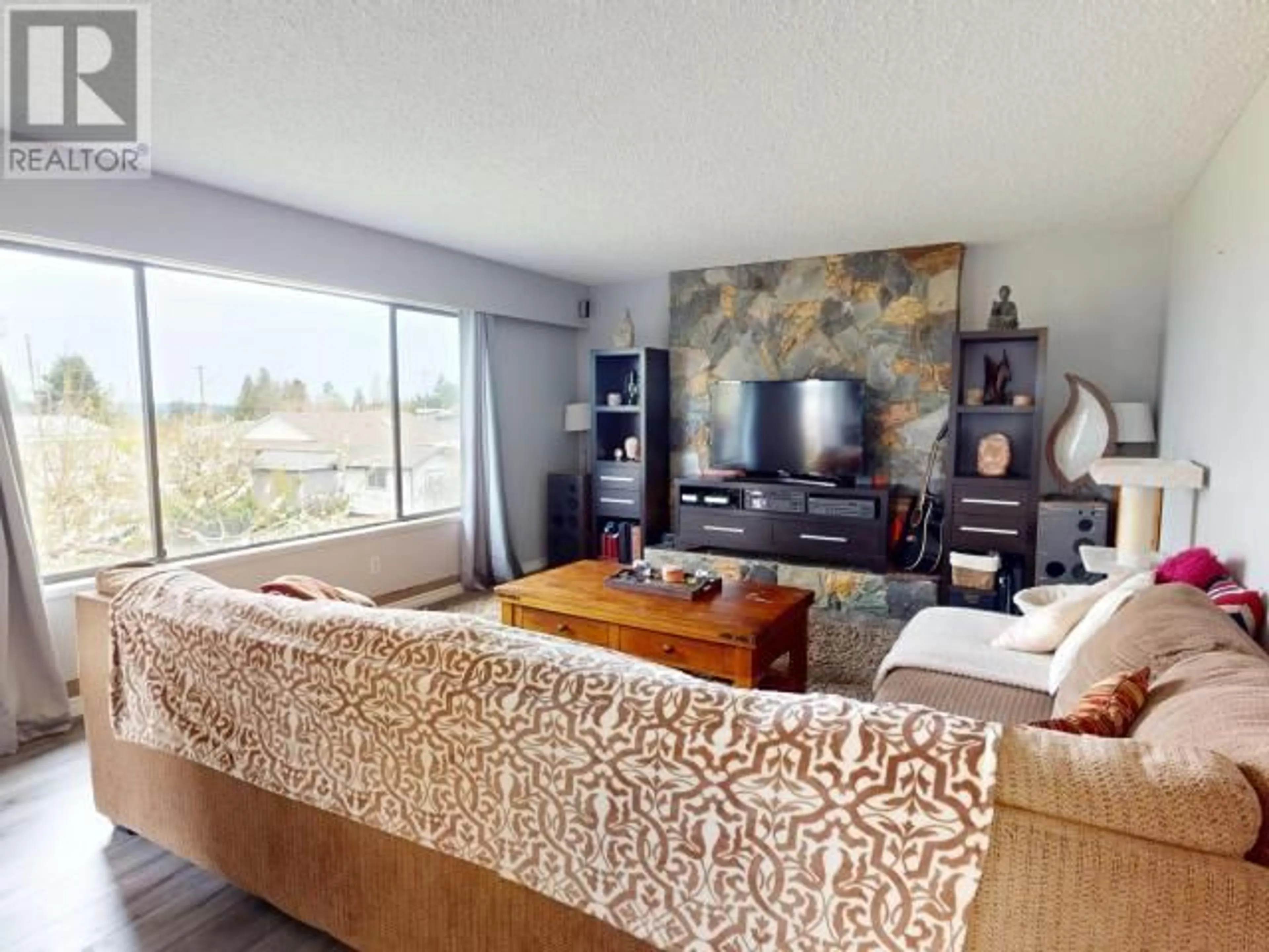 Living room with furniture, unknown for 3433 SELKIRK AVE, Powell River British Columbia V8A5G3