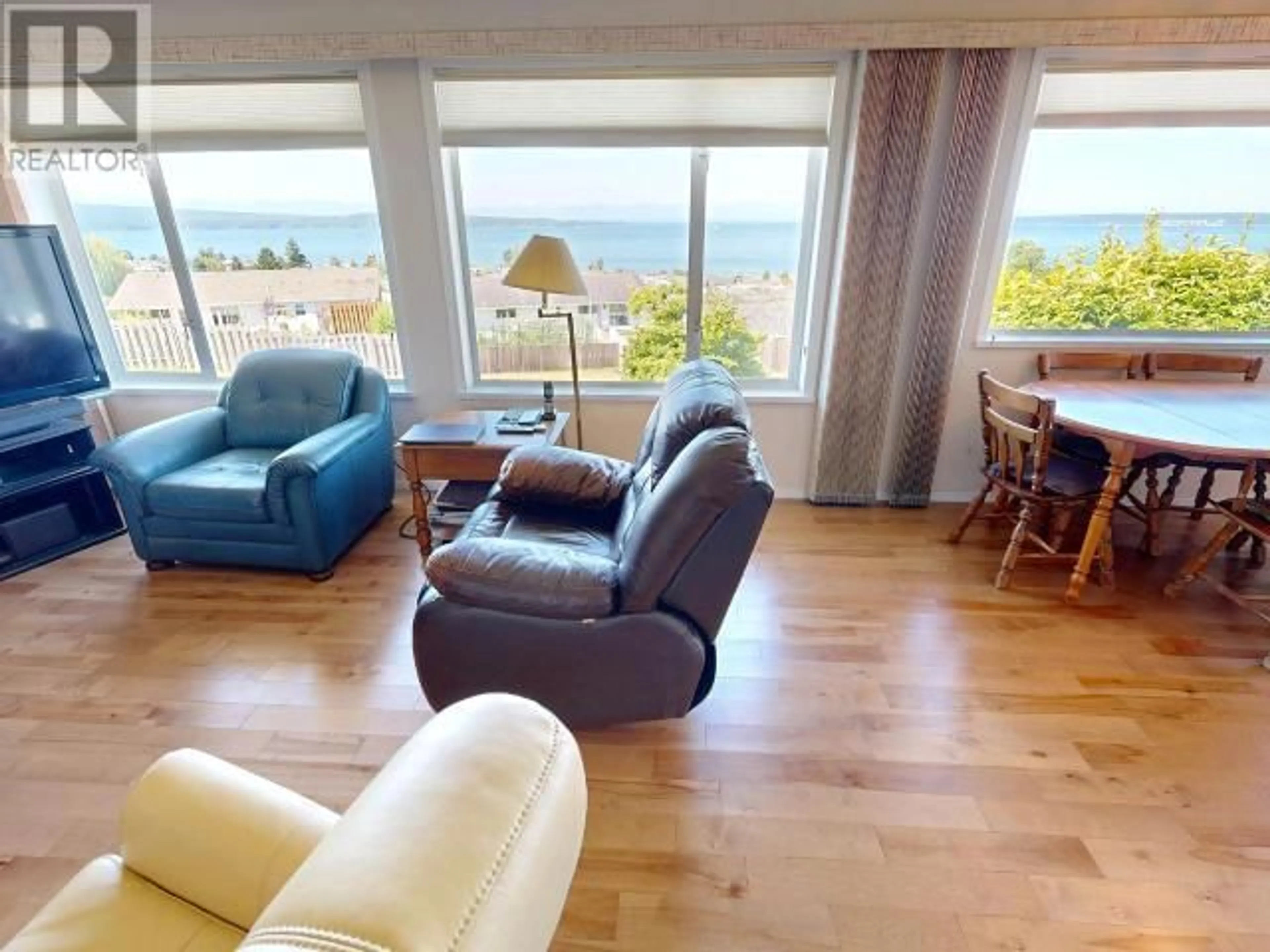 Living room with furniture, wood/laminate floor for 4062 ALGERINE PLACE, Powell River British Columbia V8A5H1