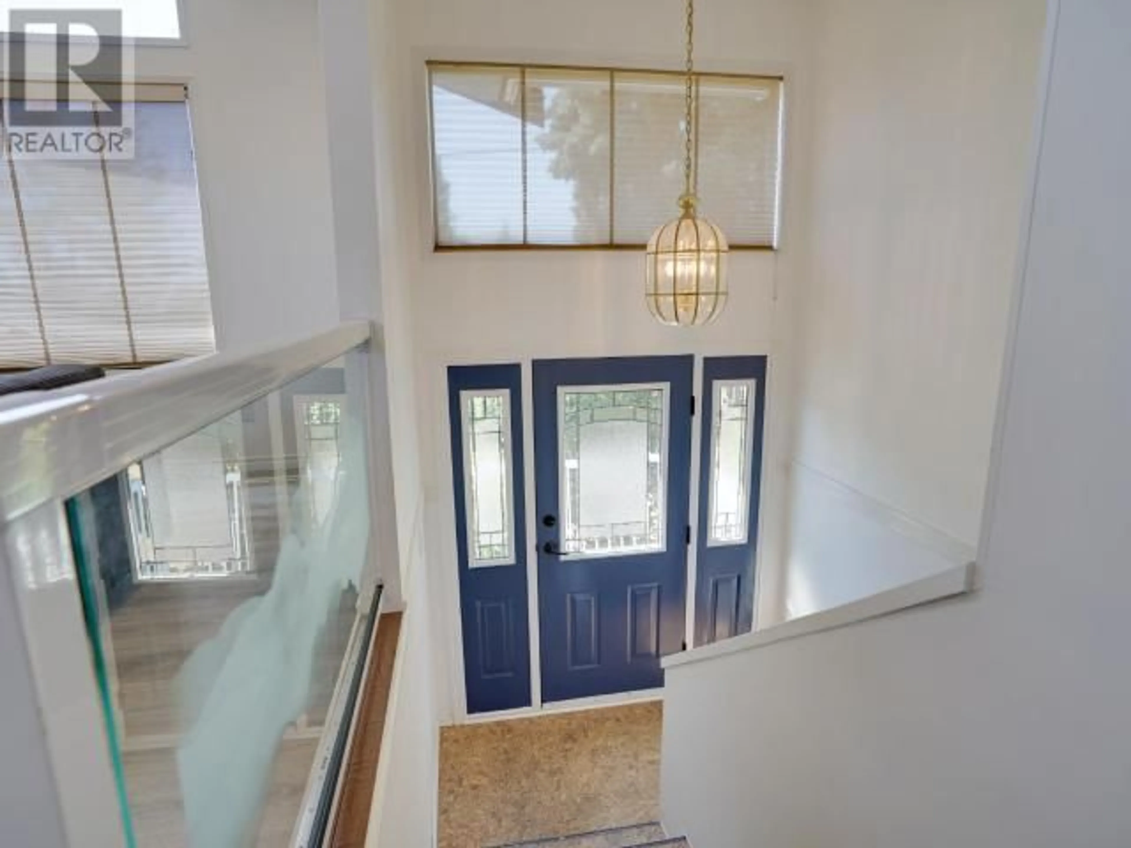 Indoor foyer for 3298 VANANDA AVE, Powell River British Columbia