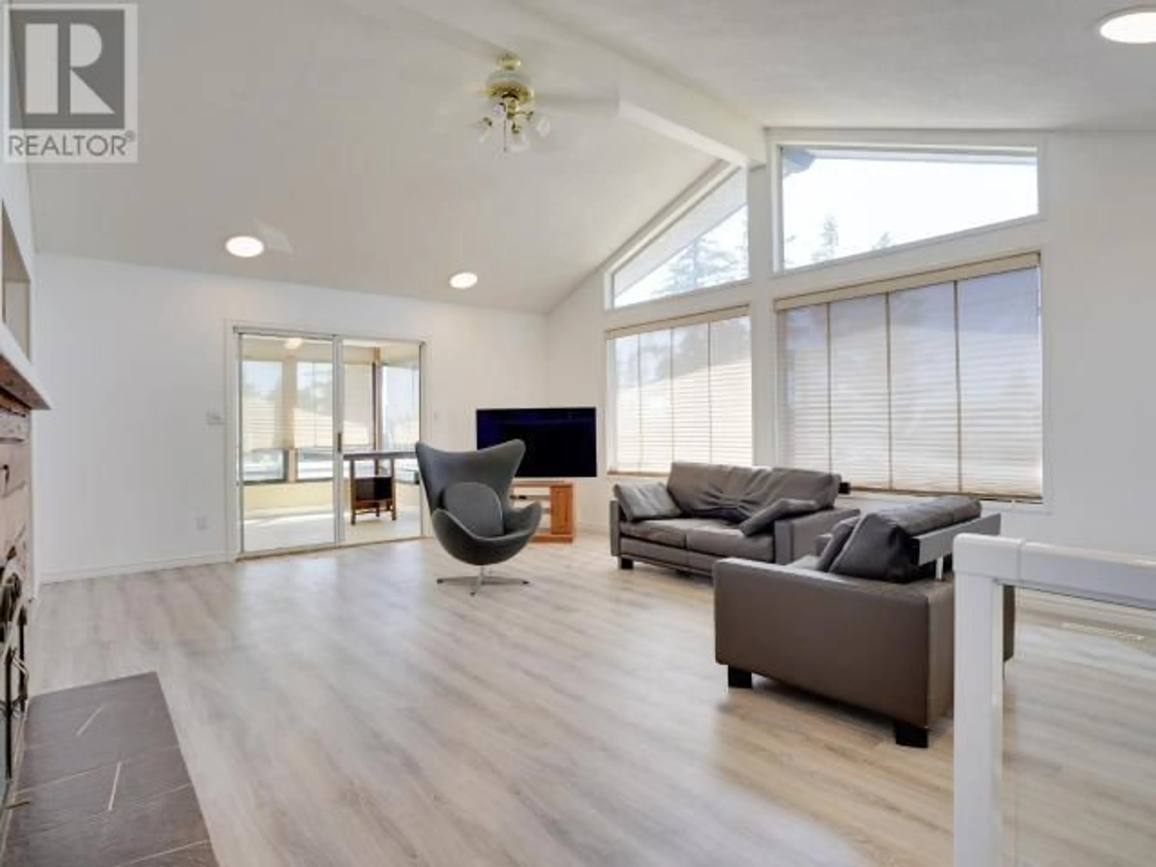 Living room with furniture, unknown for 3298 VANANDA AVE, Powell River British Columbia