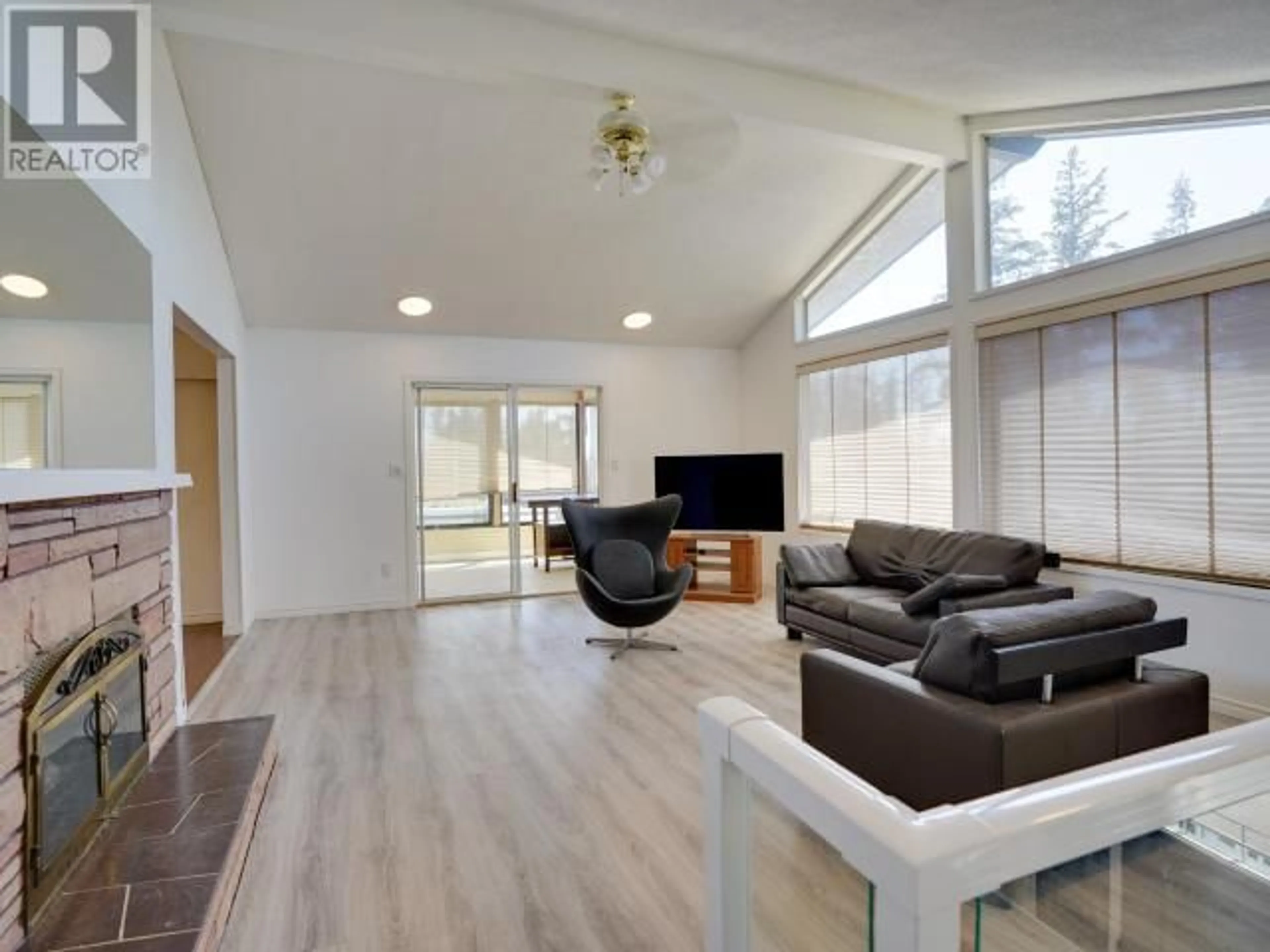 Living room with furniture, wood/laminate floor for 3298 VANANDA AVE, Powell River British Columbia